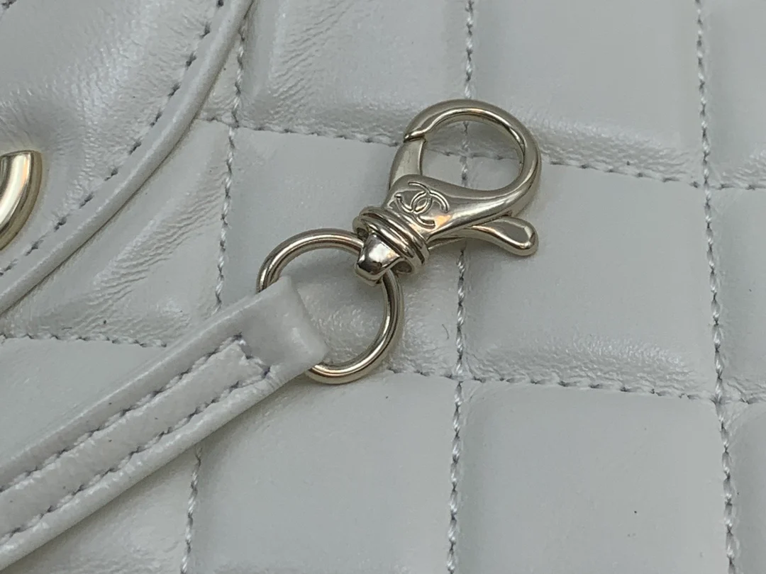 Мини-сумочка Chanel 24c31 из овечьей кожи - белая