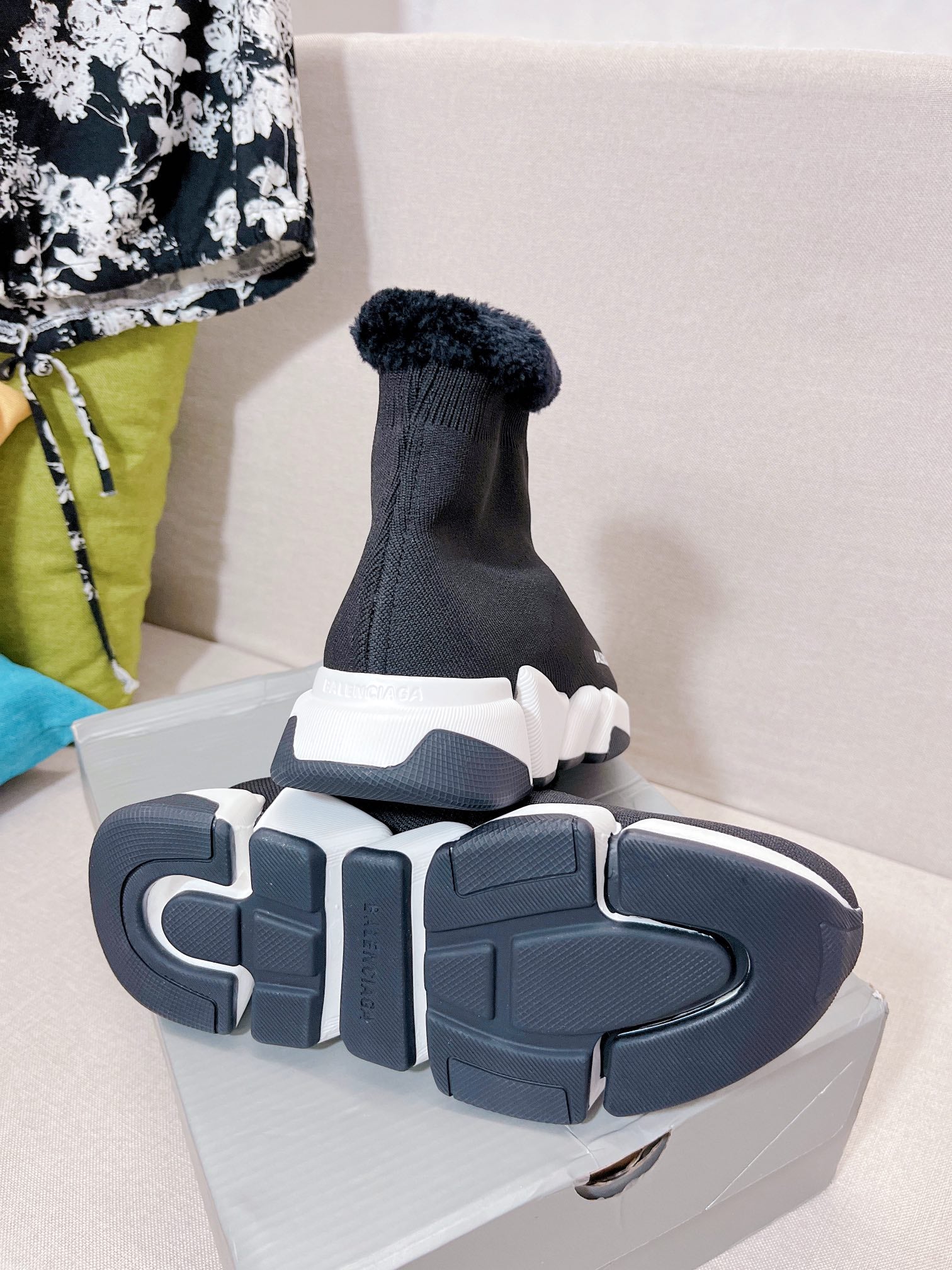 Новинка весны 2022 года от Balenciaga - короткие меховые сапоги-носки - черные.