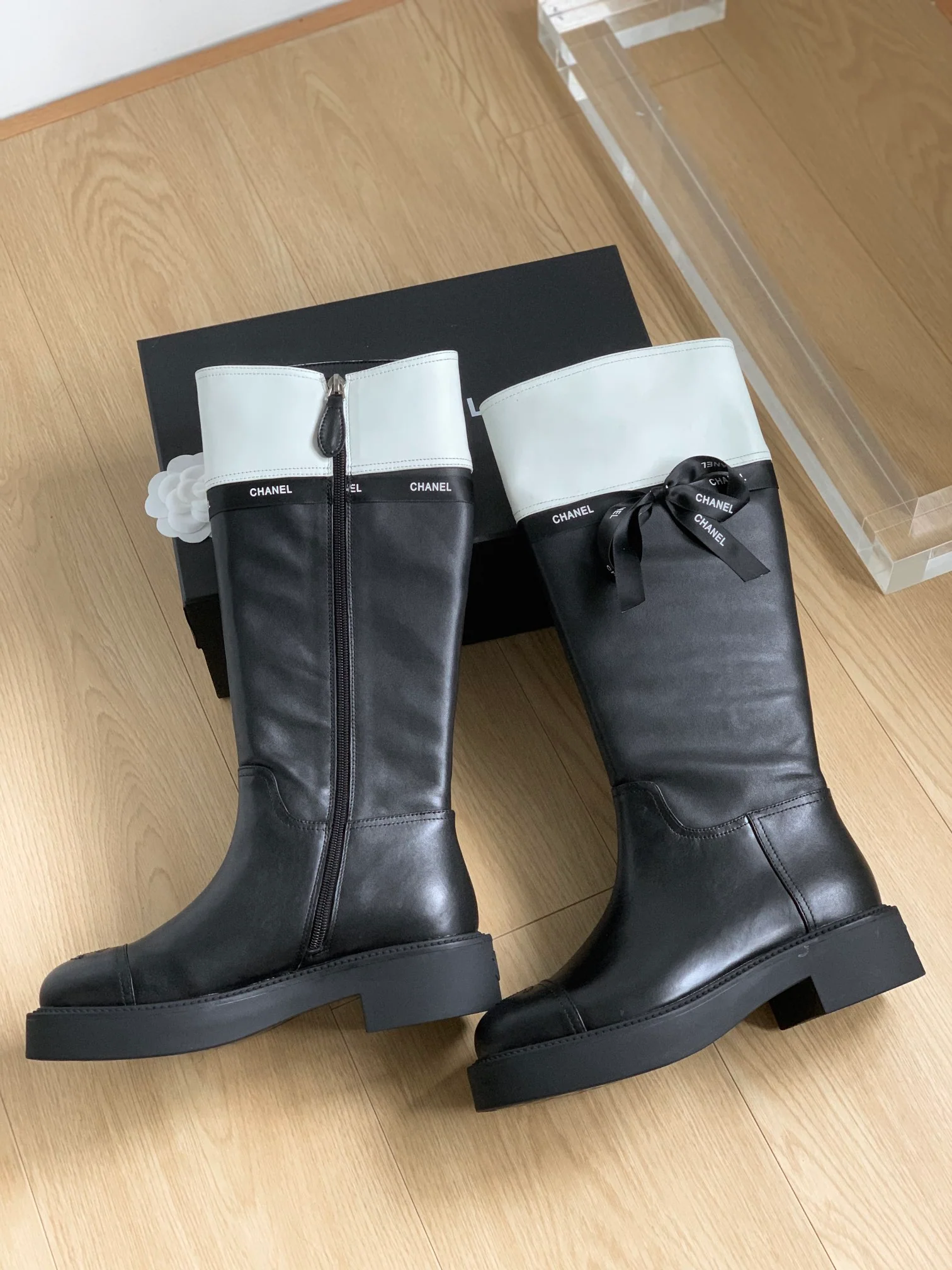 Новинка сезона осень/зима 2023 от Chanel - Коллекция сапог с лентами - Высокие сапоги - Черно-белая коллекция