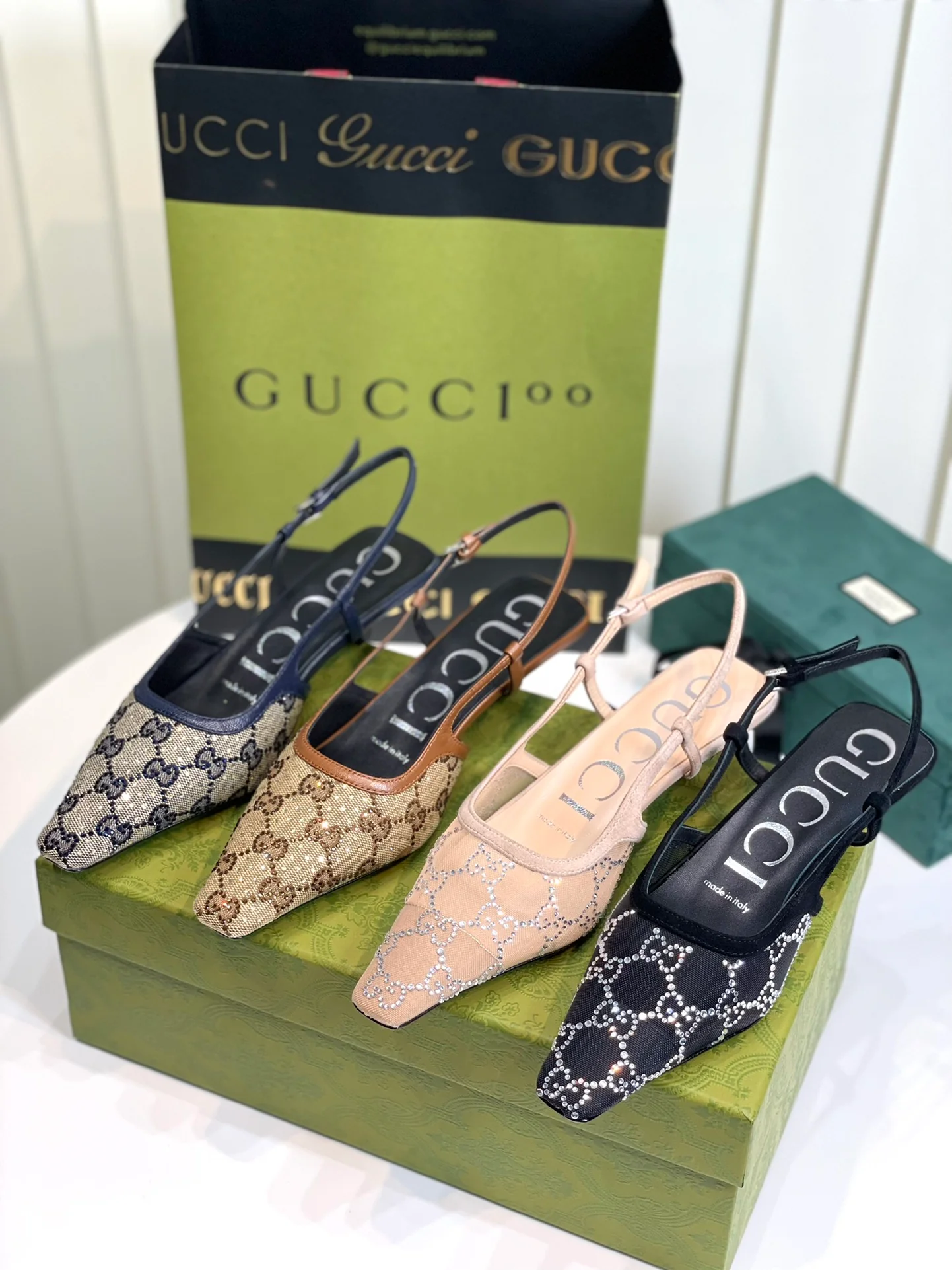 Туфли на каблуке с монограммой Gucci, выполненные в британском стиле.