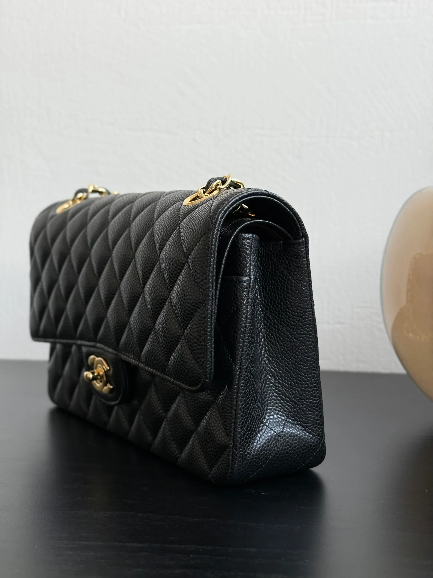 Сумка Chanel CF25 из зернистой кожи с золотой фурнитурой и цепочкой — черная.