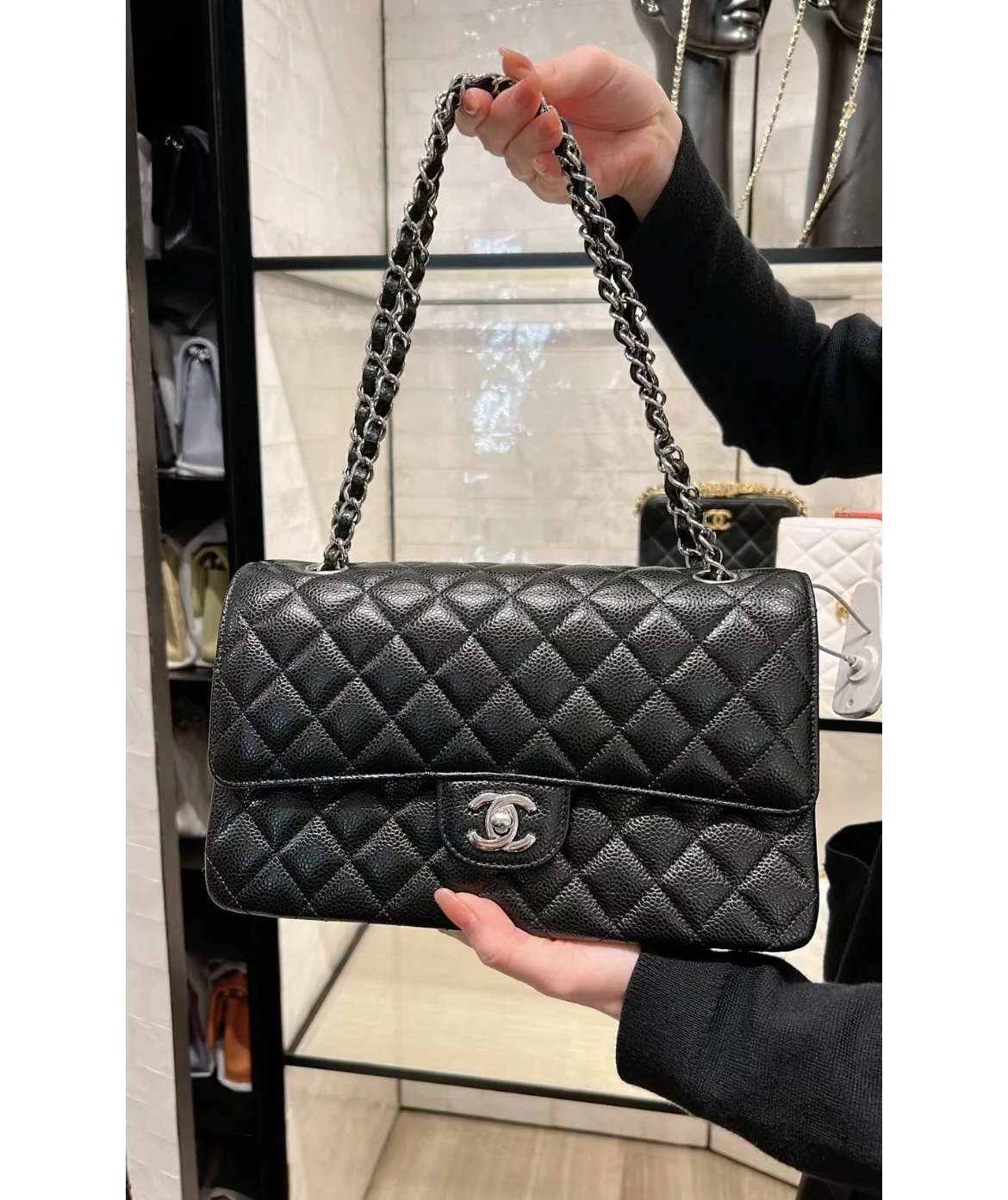 Сумка Chanel CF25 из зернистой кожи с серебристой фурнитурой и цепочкой — черная.