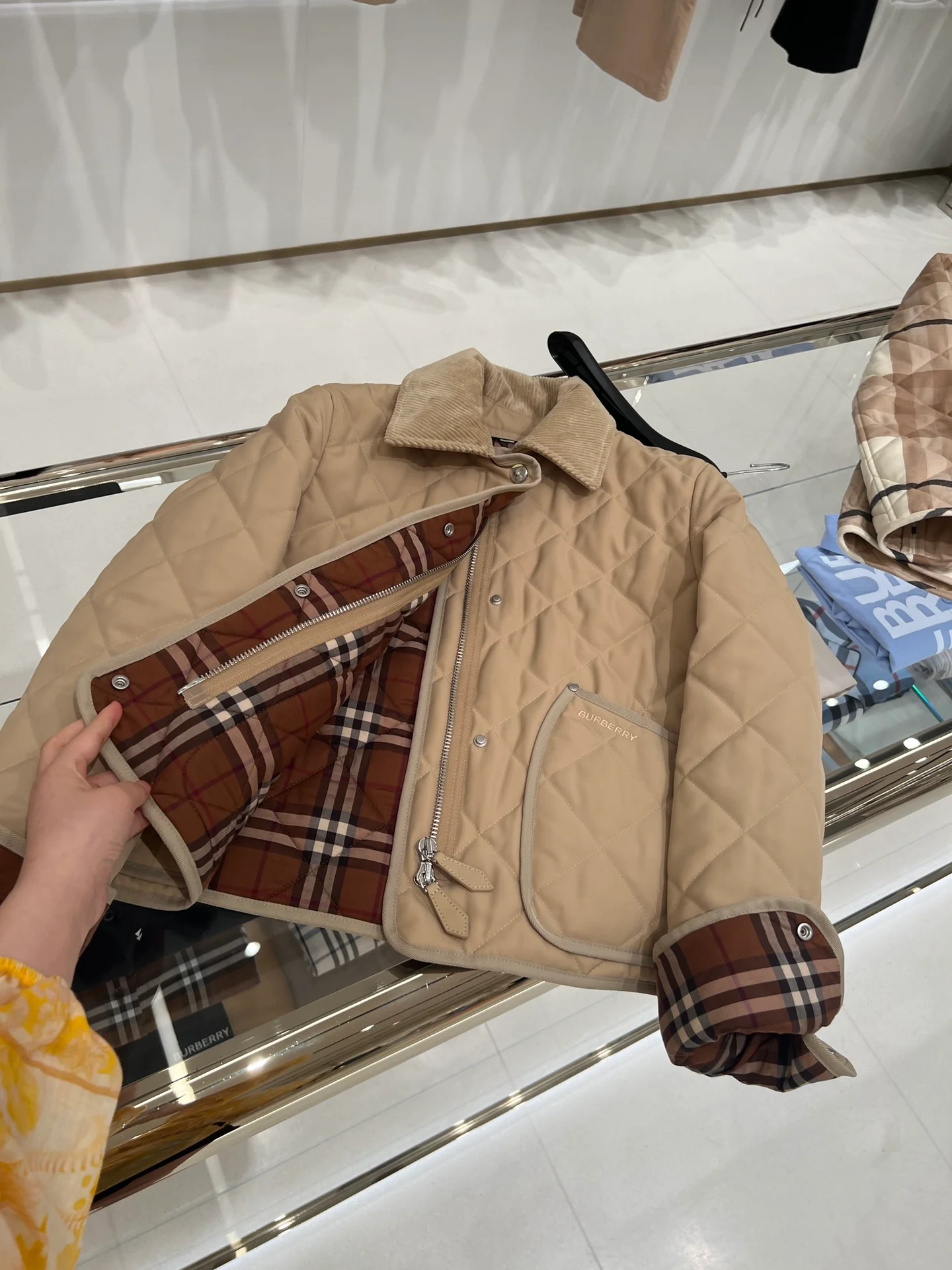 Пуховая куртка Burberry осень/зима - классический клетчатый узор с вельветовым воротником.