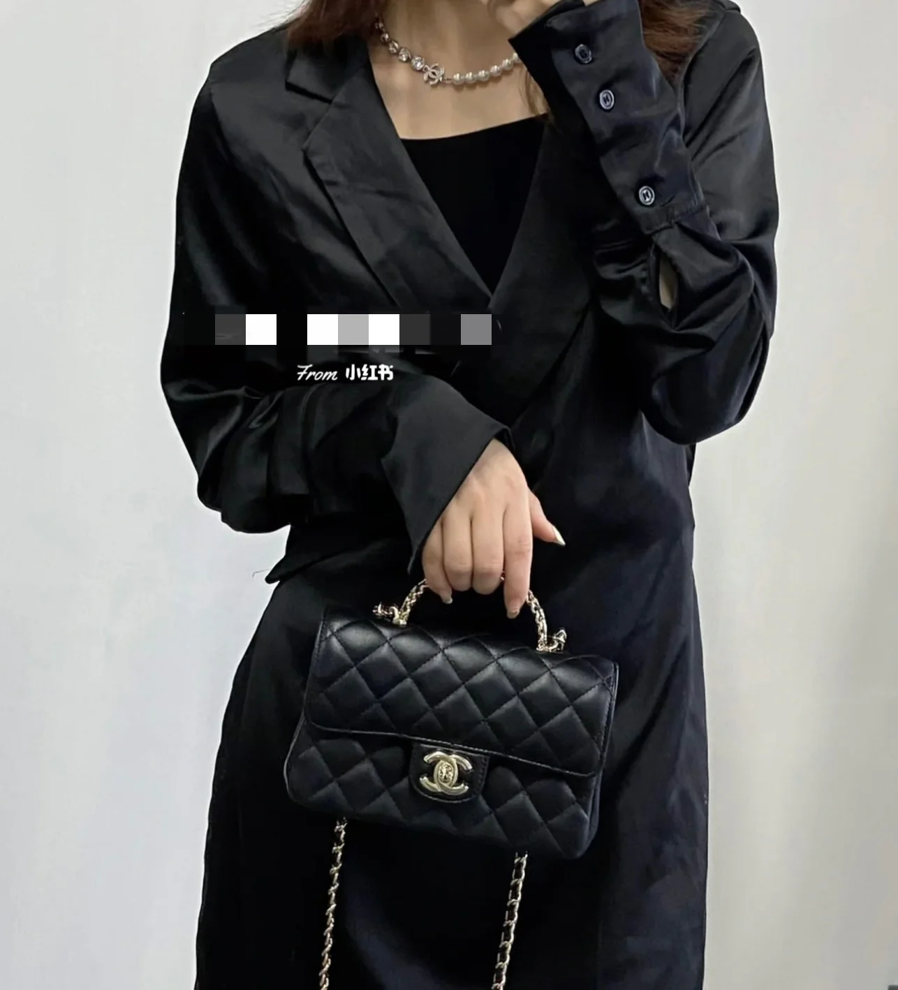 Ручка сумки Chanel 23a CF со стразами - черная