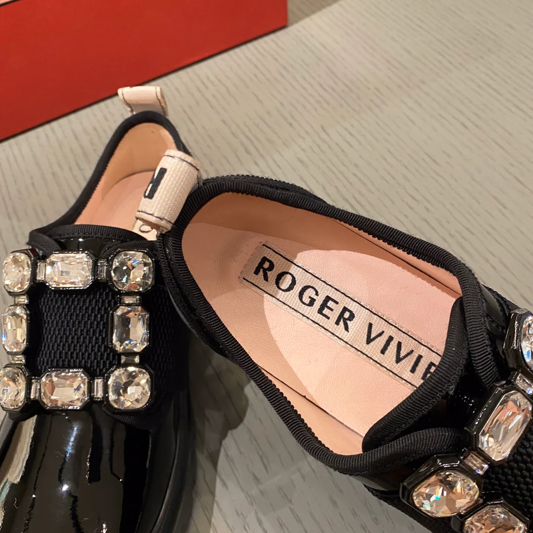 Кроссовки из лакированной кожи с пряжкой