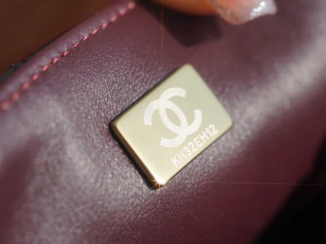 Мини-сумка Chanel CF 20 см из черной овечьей кожи с золотой пряжкой CF20