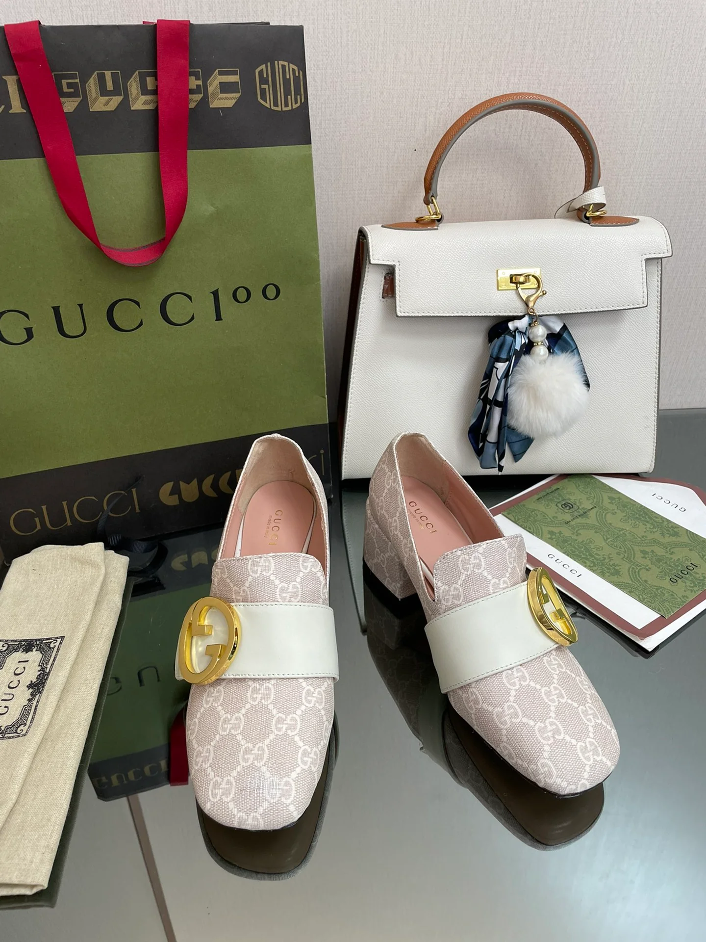 Туфли Gucci на низком каблуке с закрытым носком и монограммой — белые.