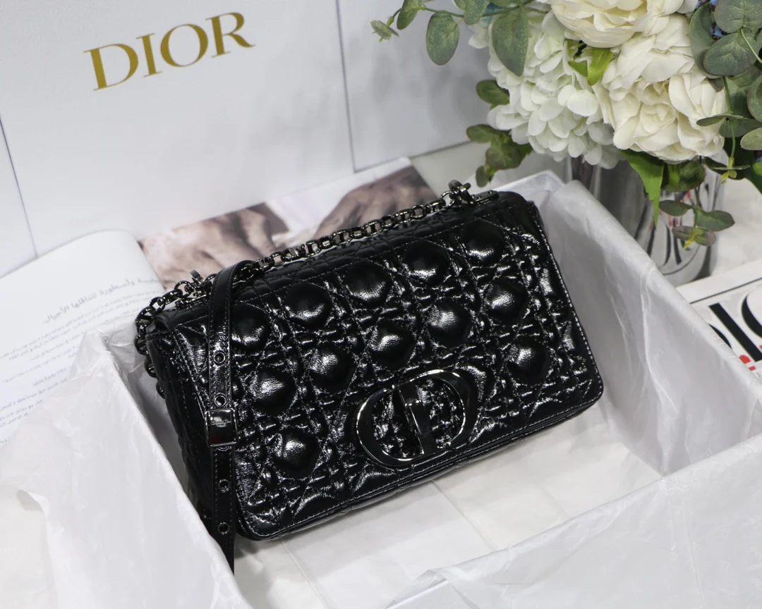 Dior Caro, серия с плиссированной лакированной кожей, размер S (25 см), черный.