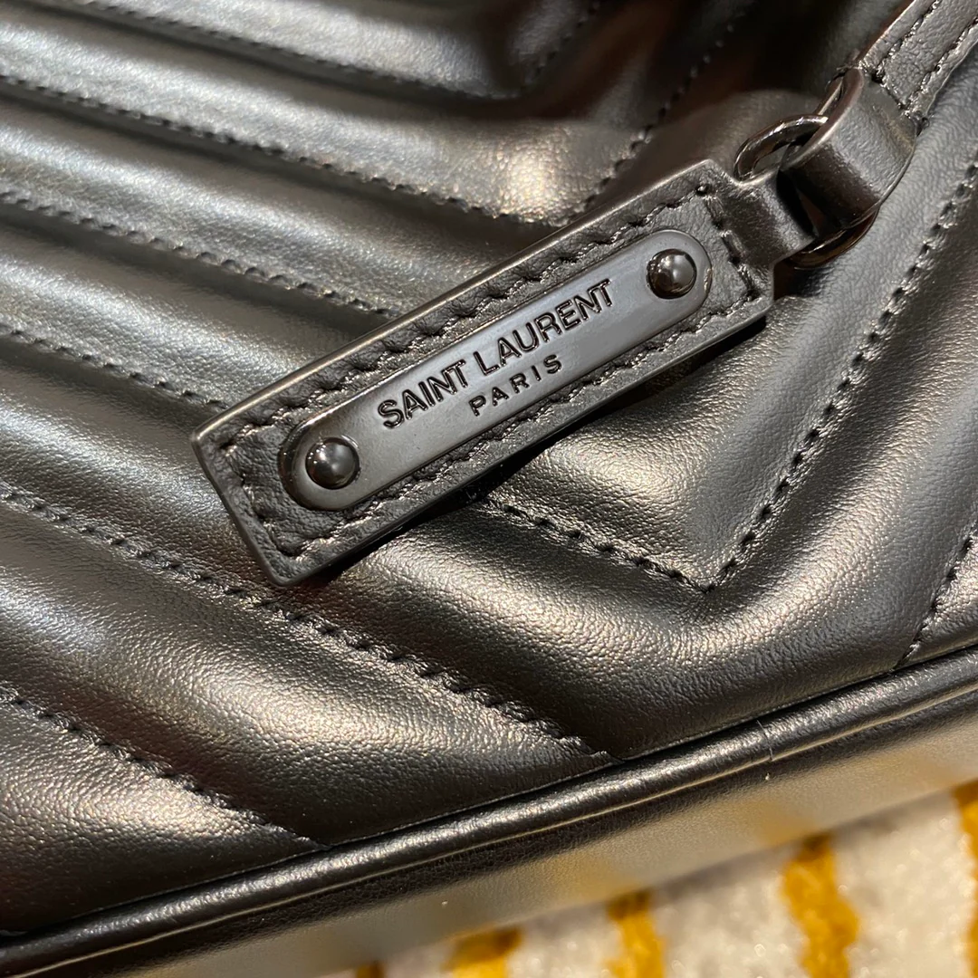 Фотосумка YSL Lou Bag — черная с черной пряжкой.