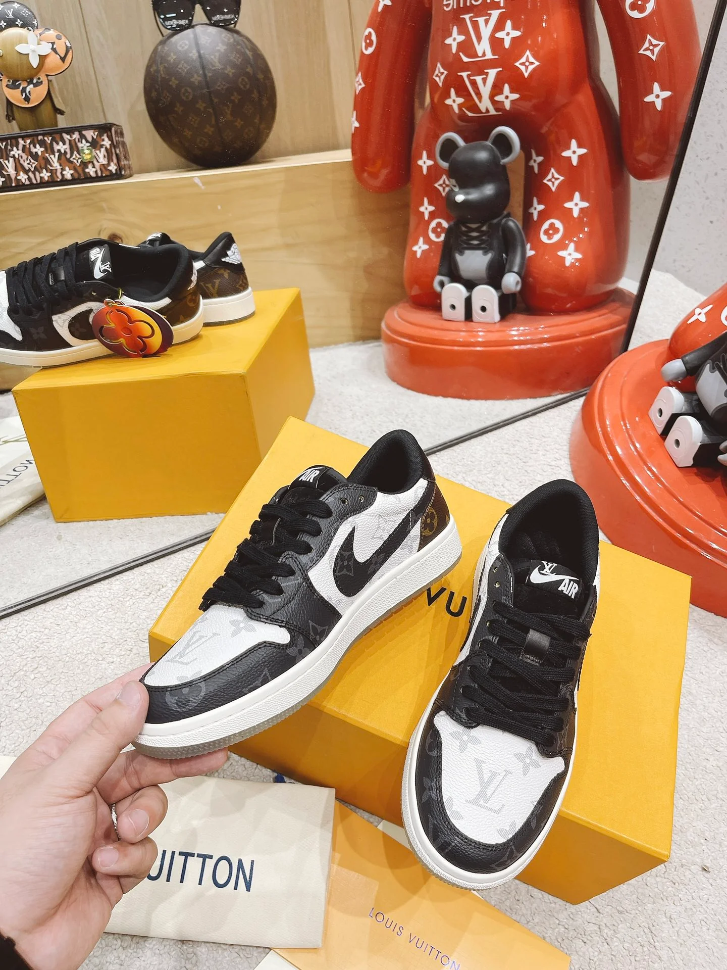 Обувь LV — обувь, созданная в сотрудничестве LV и Nike.