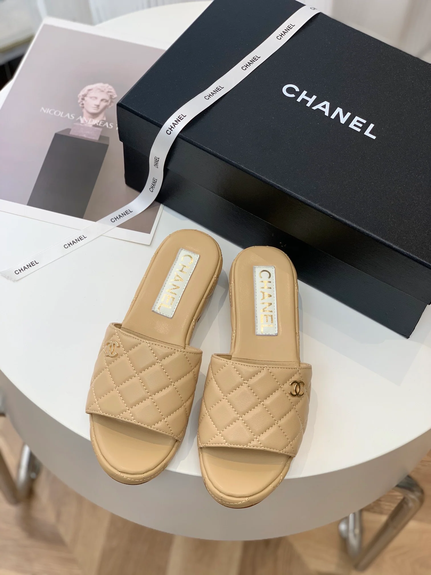 Новинка 2023 года от Chanel - Стеганые тапочки на платформе - 3 см - Абрикосовый цвет