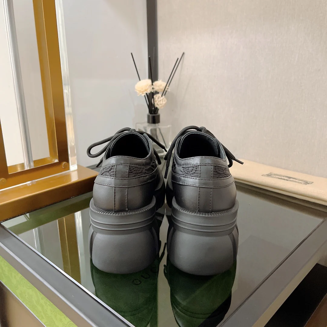 Новинка сезона осень/зима 2022 от Gucci — кроссовки на платформе в британском стиле.