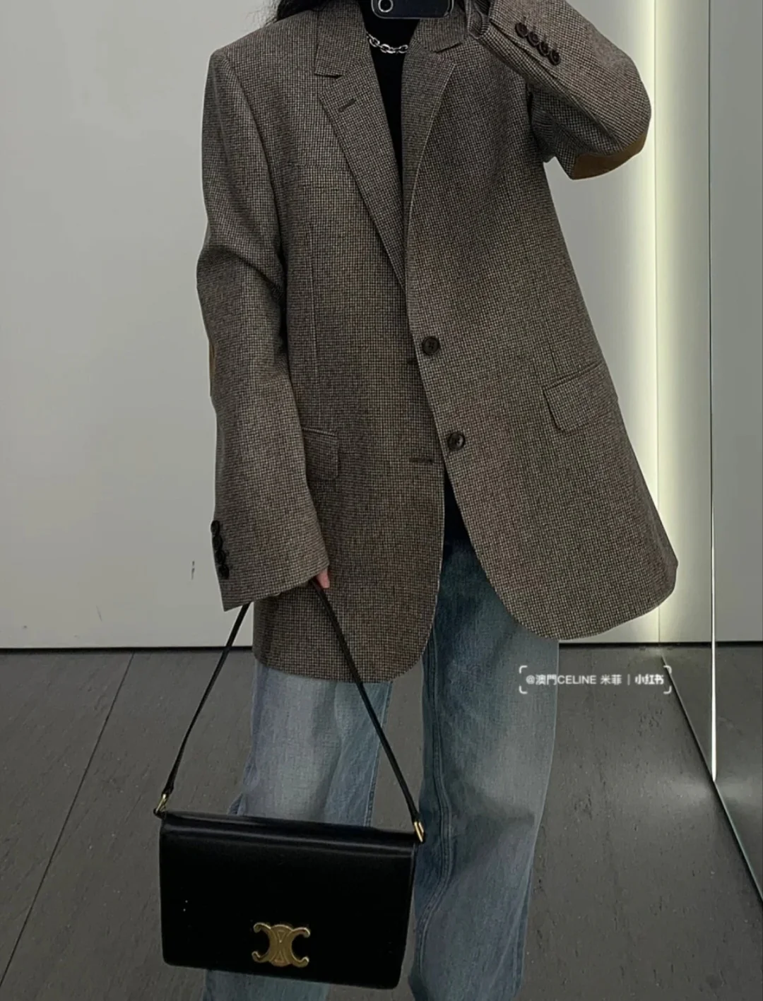 Сумка Celine Triomphe из глянцевой телячьей кожи с принтом под канвас — черная — на фото.