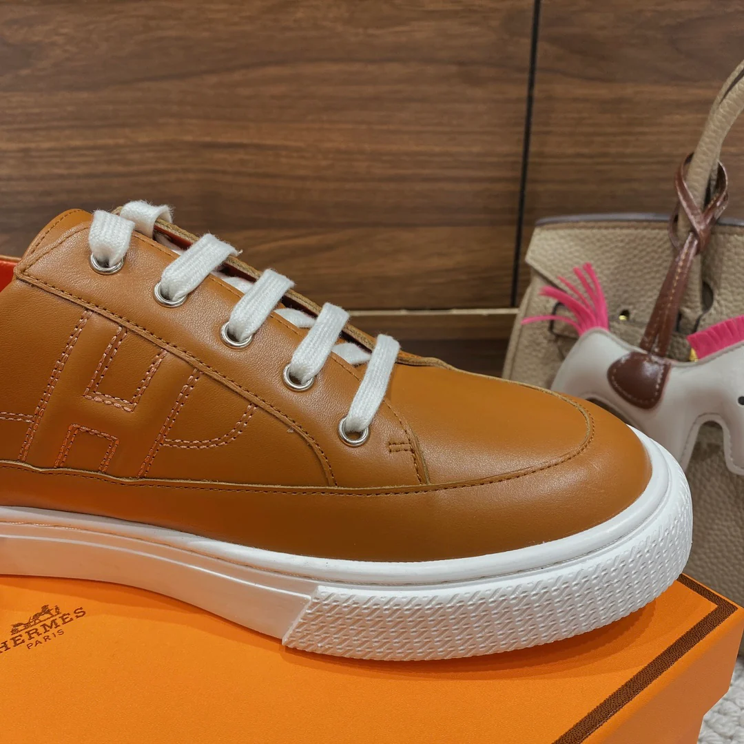 Весенняя коллекция Hermes 2022 — Белые повседневные кроссовки — Мужская модель — Коричневые