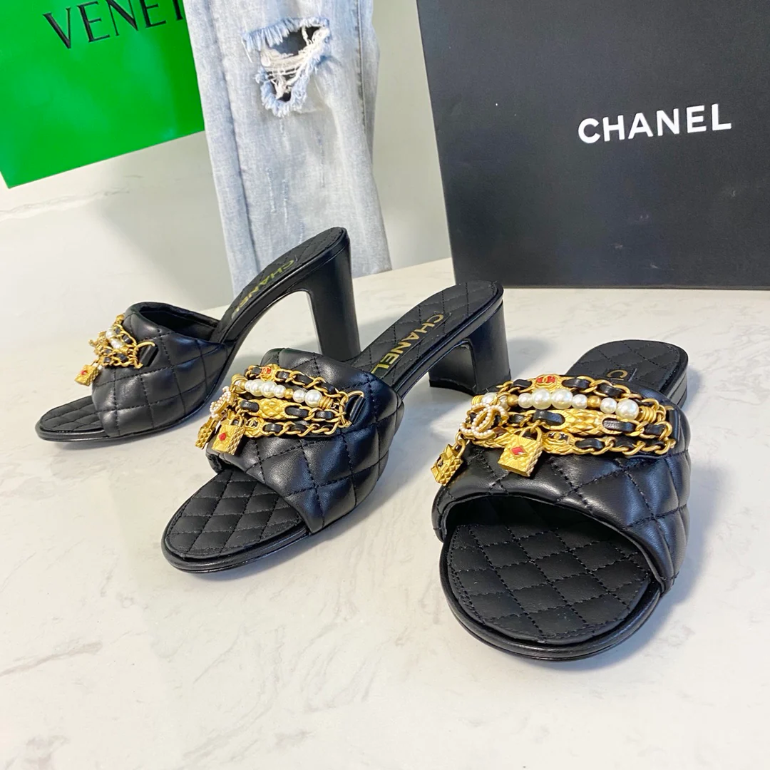 Туфли-лодочки Chanel с жемчужной цепочкой на каблуке