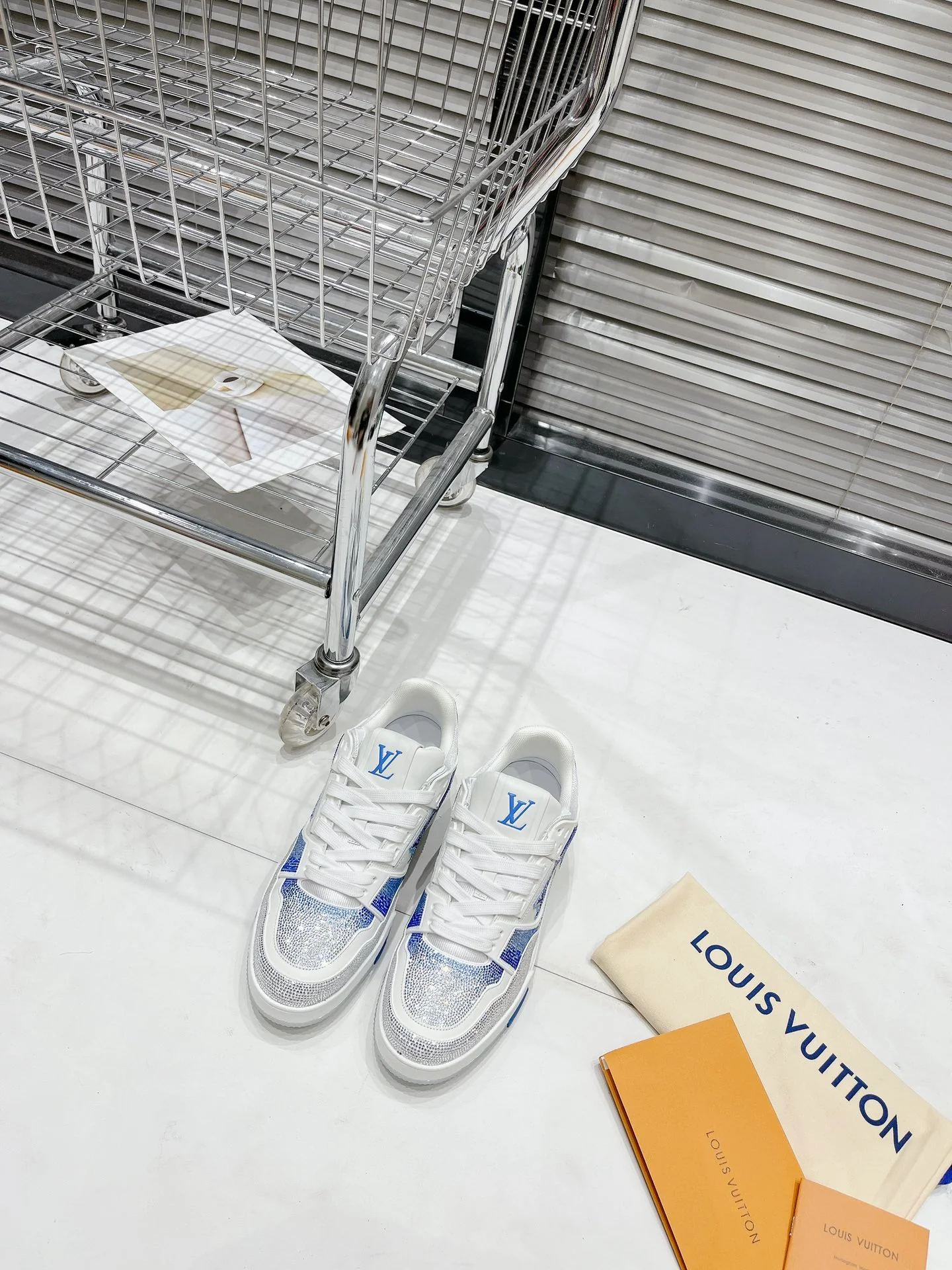 Кроссовки LV Trainer - обувь для скейтбординга - глянцевые белые и синие - унисекс