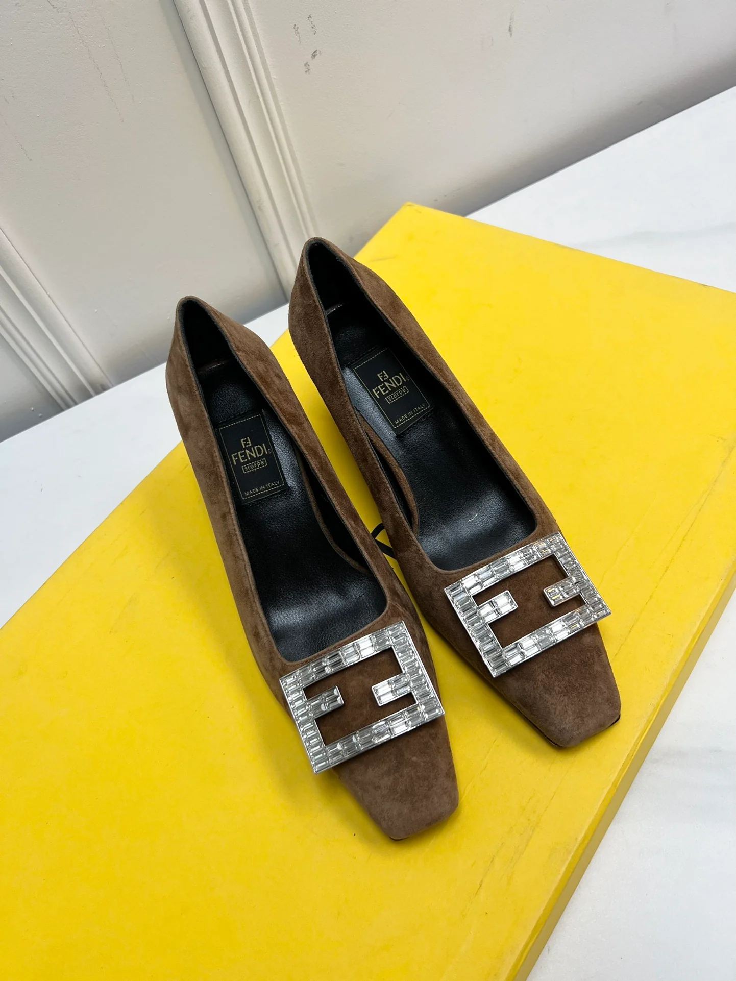 Туфли Fendi на среднем каблуке с квадратным носком и пряжкой, украшенные стразами - коричневые