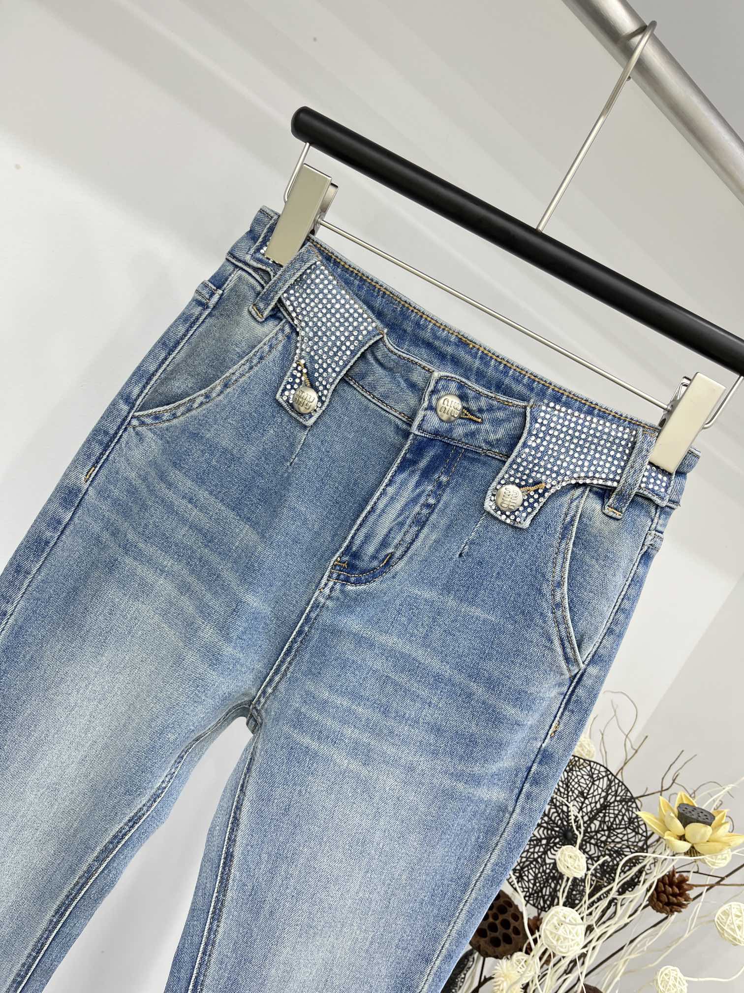 Miu Miu-2404 - Расклешенные джинсы с отделкой стразами по низу