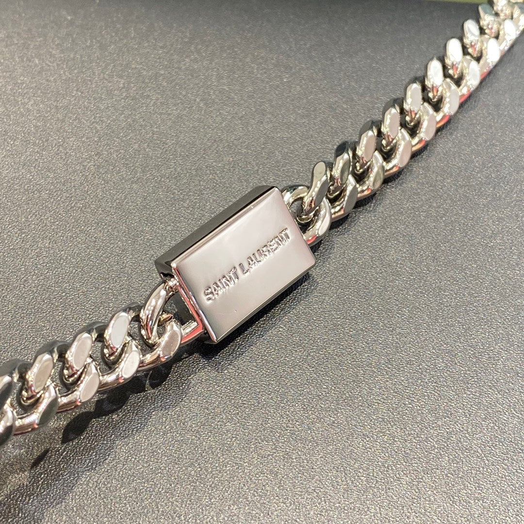 Черная сумка-кроссбоди YSL Kate с цепочкой и серебряной пряжкой