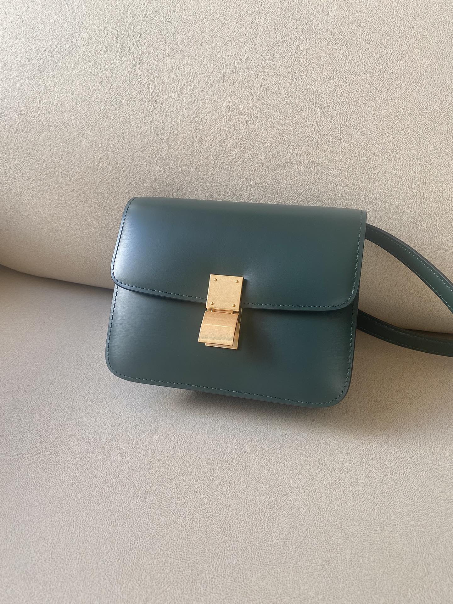 Сумка Celine Box-Tteen из полированной телячьей кожи — темно-зеленая — 1 шт.