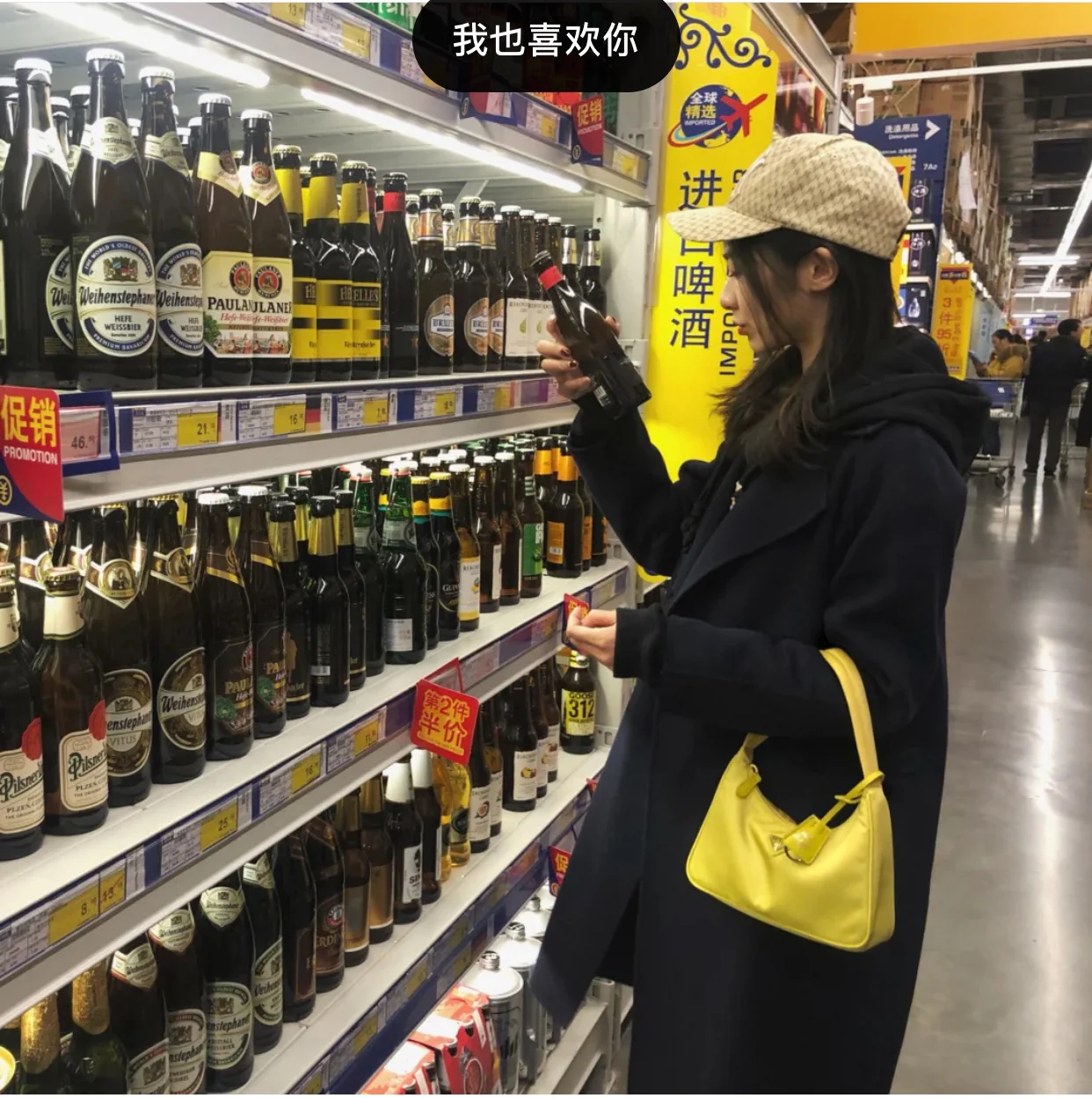 Нейлоновая сумка-хобо Prada, ярко-желтая (на фото)