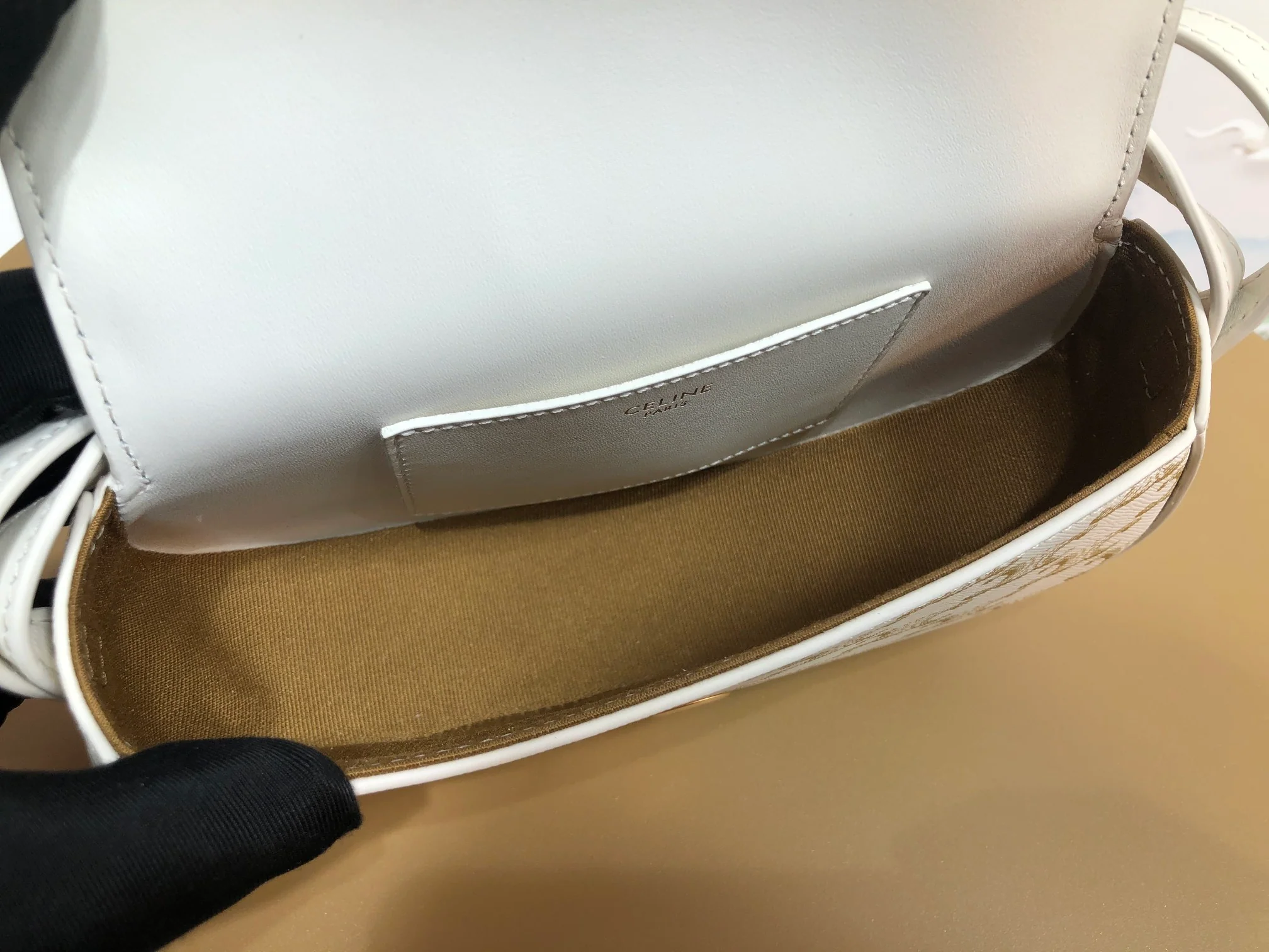 Мини-клатч Celine Taboo с замком в форме замка — белый с монограммой.