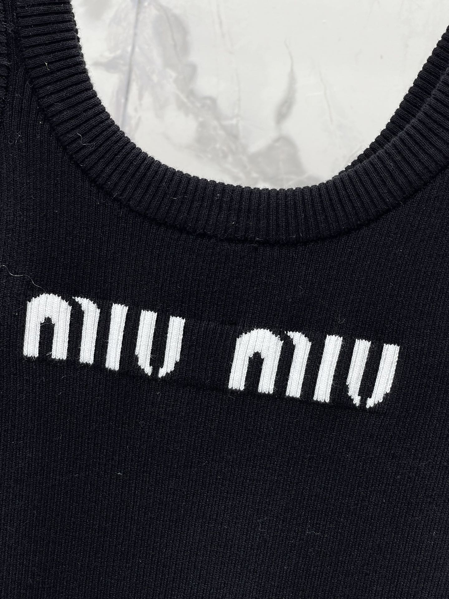 Miu Miu - Летняя новинка 2404-24: Элегантный вязаный жилет с U-образным вырезом - Черный