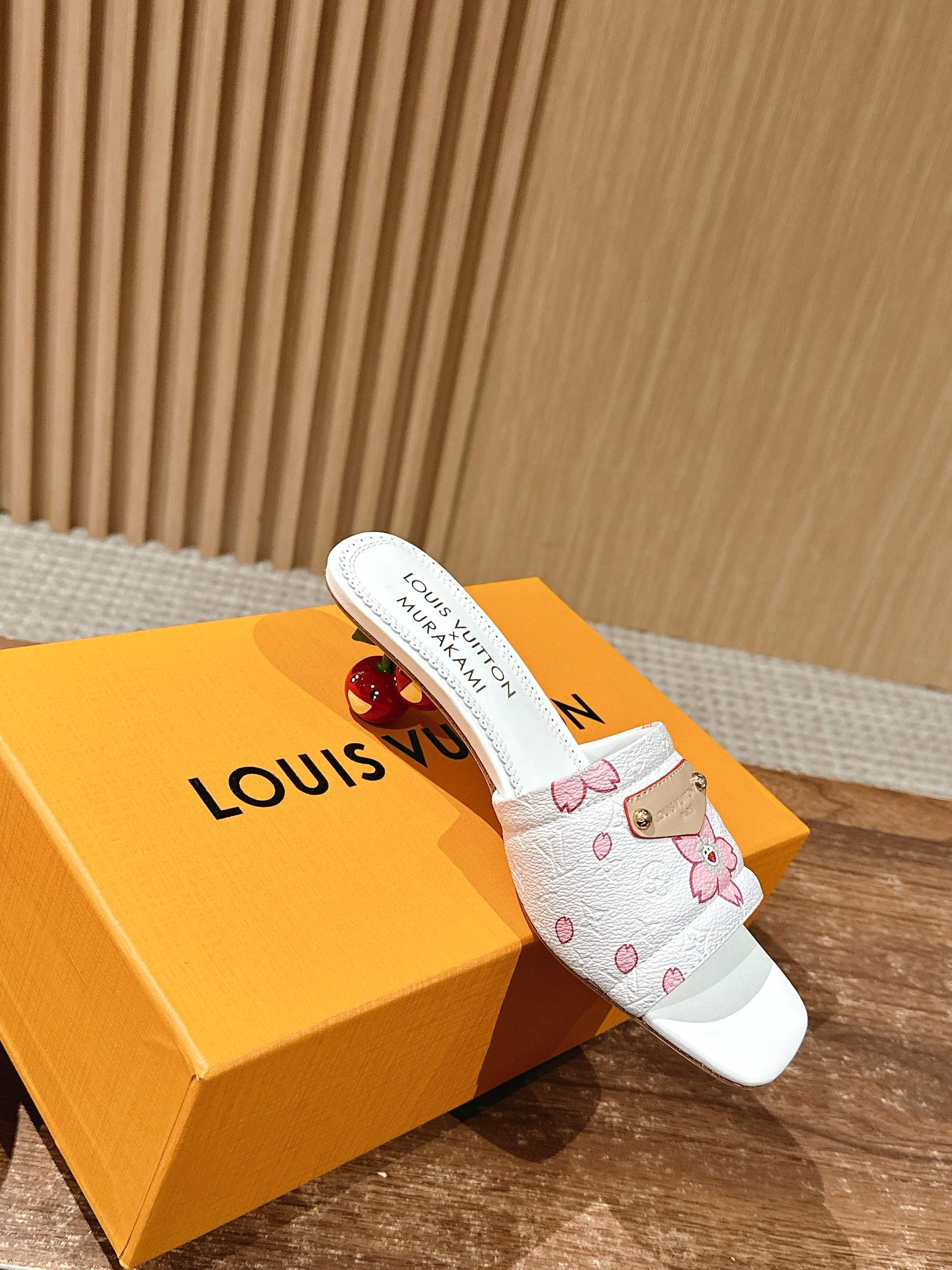 LV - Коллекция Такаши Мураками в стиле ретро - Сандалии на низком каблуке - Белые