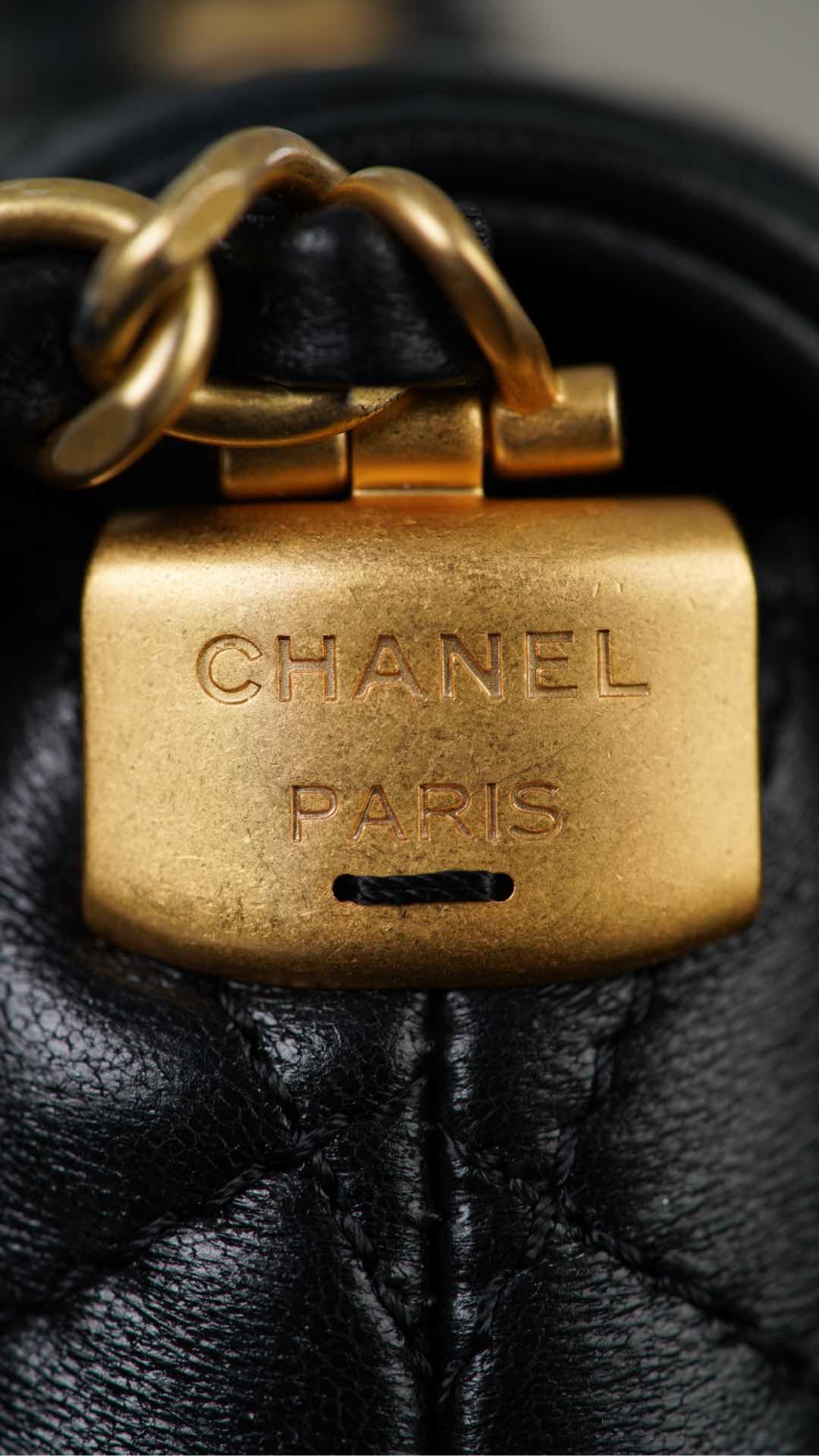 Chanel 25p - Сумка с горизонтальной ручкой и клапаном - Черно-золотая