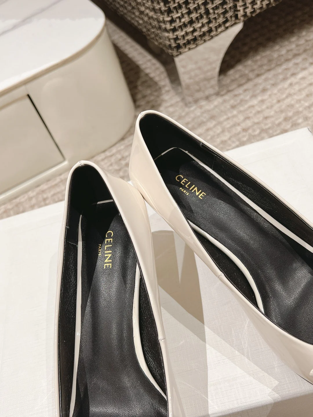 Celine - Туфли-балетки на невысоком каблуке с острым носком и бантом - белые