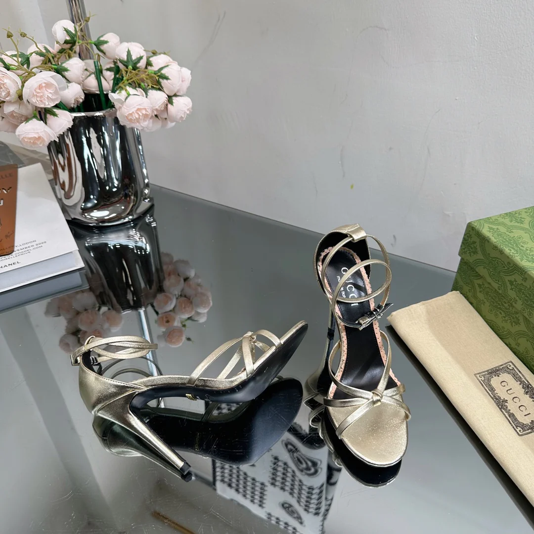 Новинка весны 2023 года от Gucci - Босоножки на шпильке - Золотистые