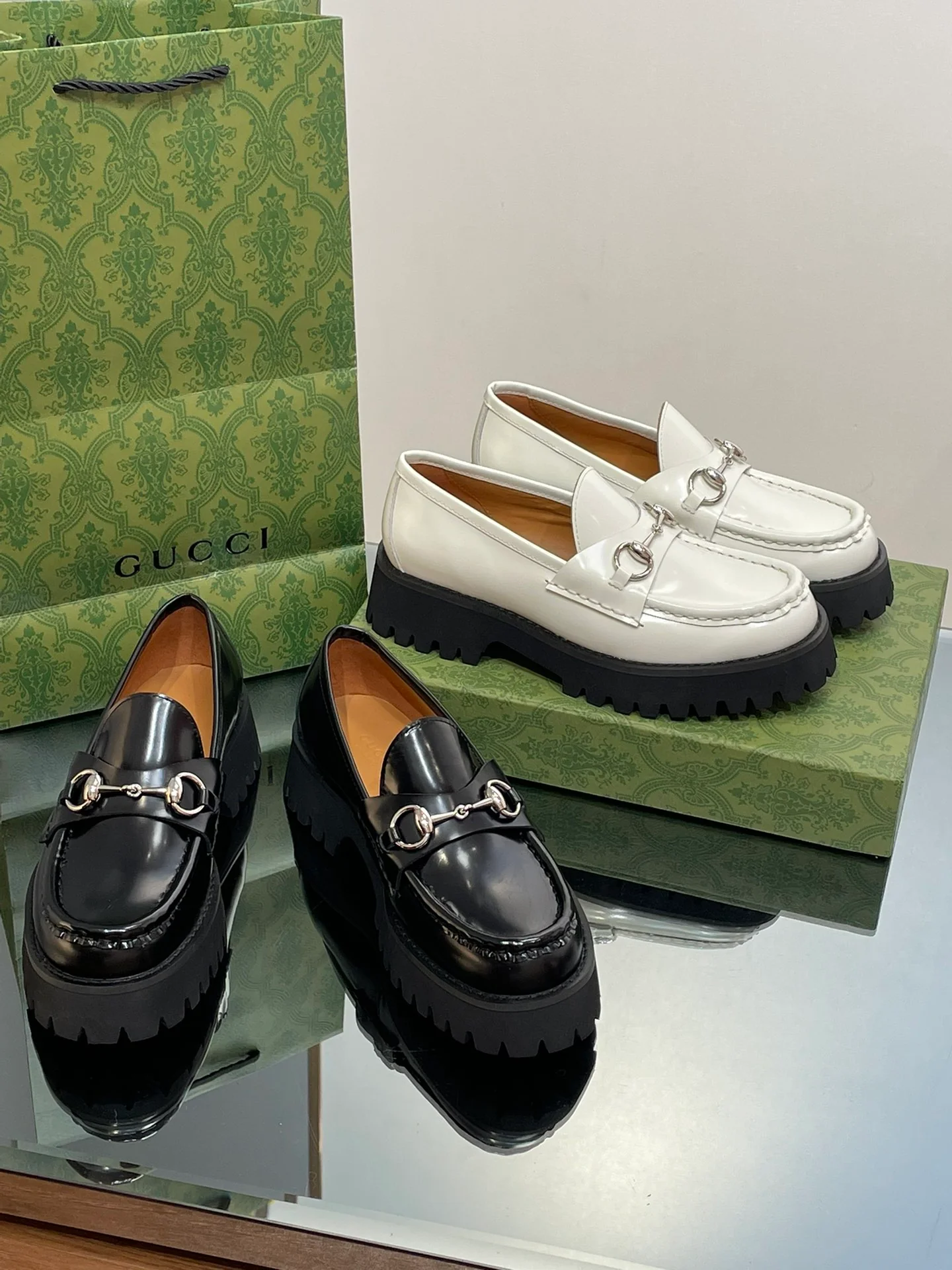 Лоферы Gucci 2024 с серебряной пряжкой и пряжкой в ??виде конской уздечки — изображение из коллекции.