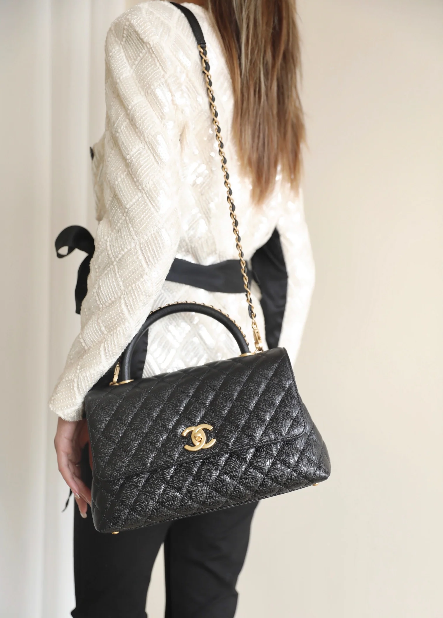 Сумка Chanel с клапаном на цепочке — средний размер — черная с золотой фурнитурой.