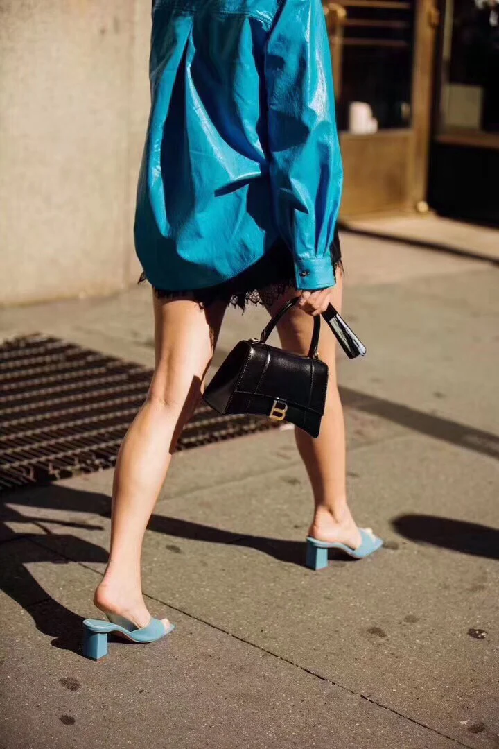 Сумка Balenciaga Hourglass (большая) - черная, однотонная кожа.