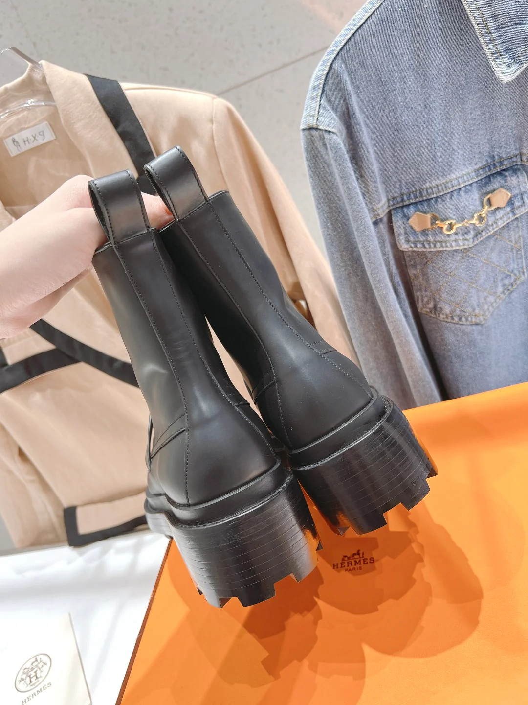 Новинка сезона осень/зима 2023 от Hermes - Ботильоны на шнуровке унисекс - Черные