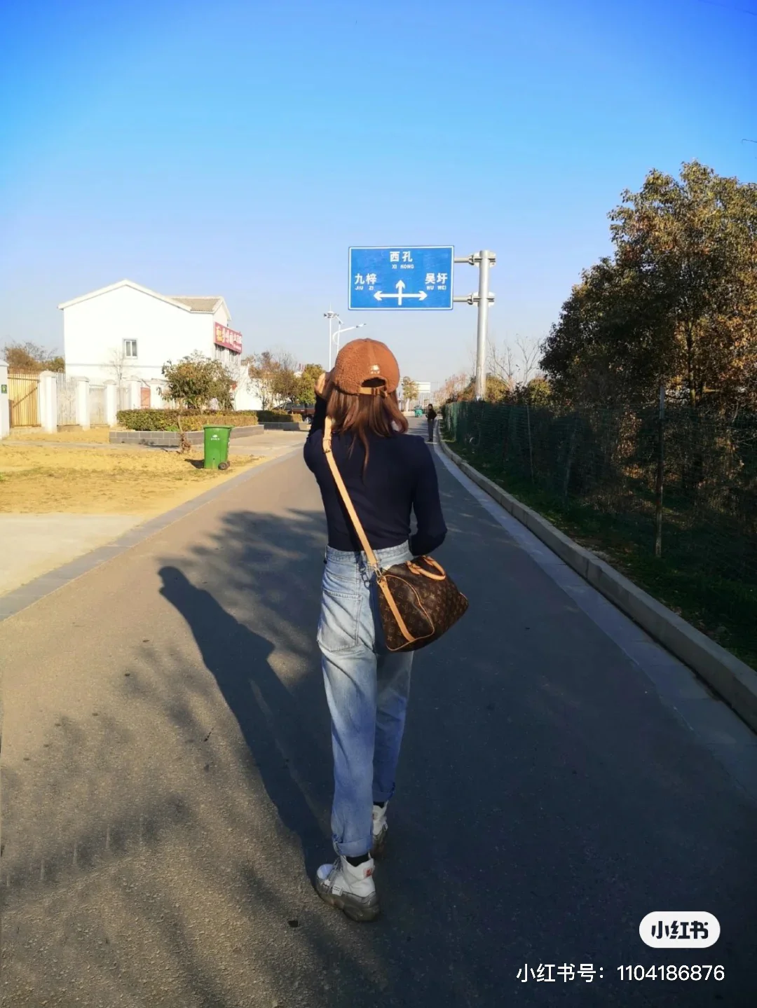 m41112-LV-speedy-30-pillow bag-on photo