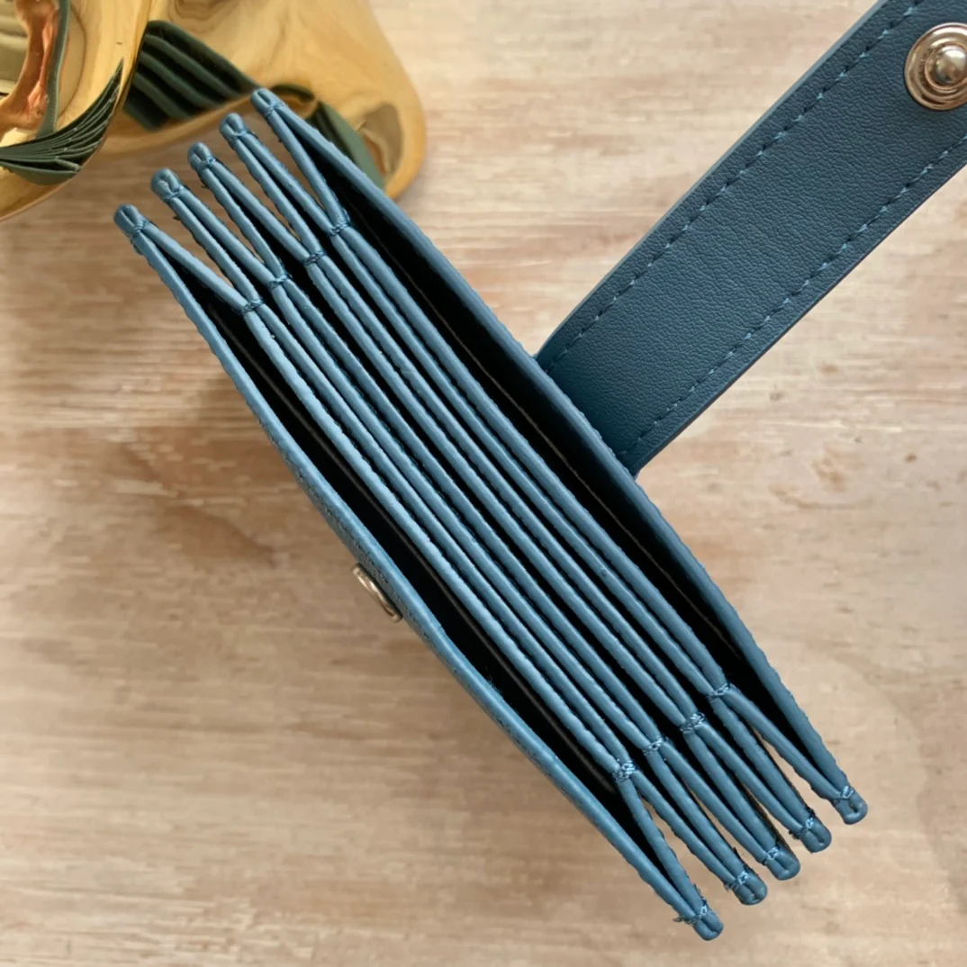 Celine 粒面牛皮风琴卡包