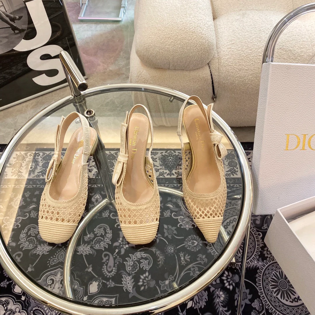 Dior - Туфли на низком каблуке в горошек - телесного цвета - с острым носком - с закругленным носком