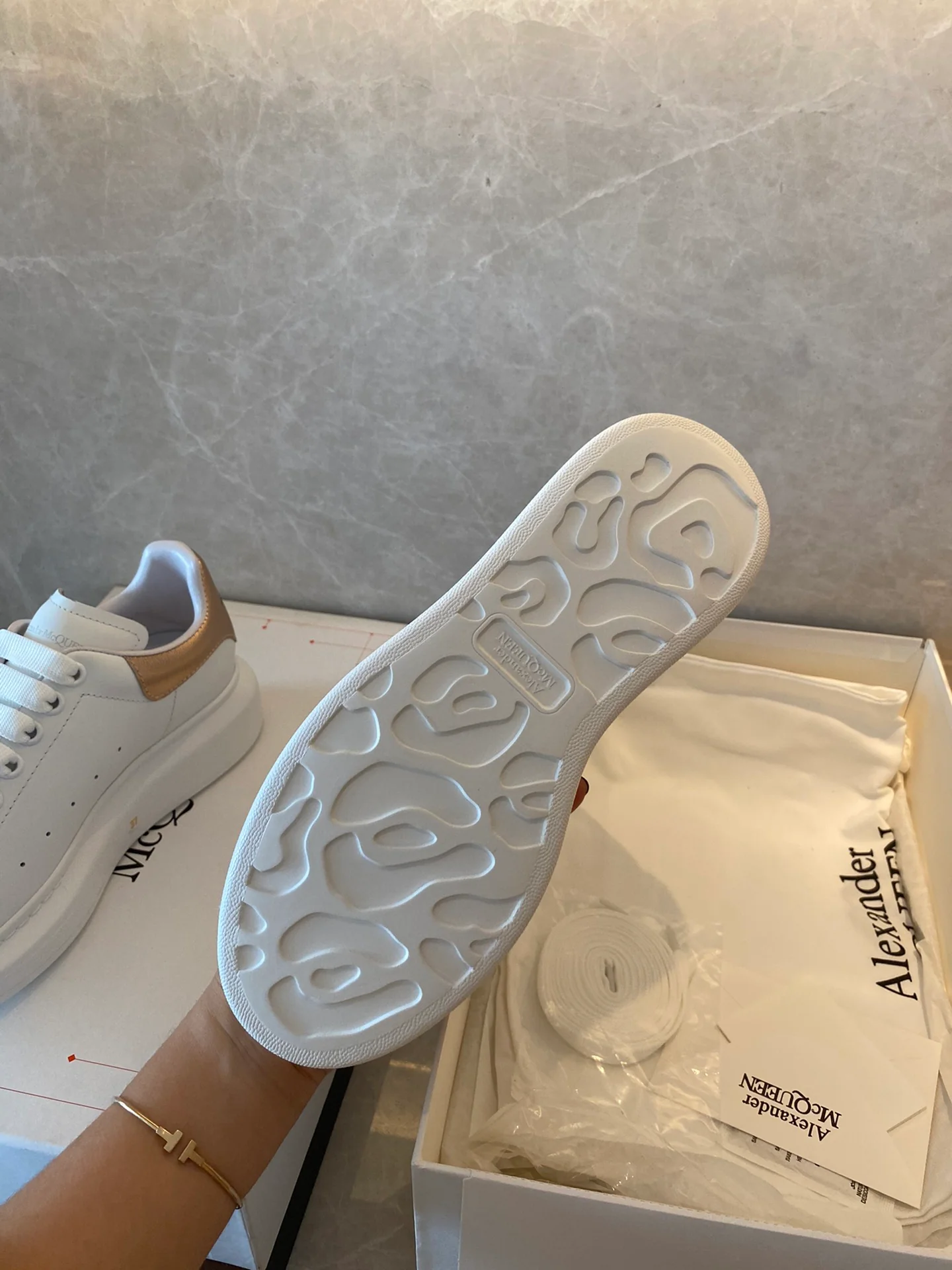 Классические белые кроссовки McQueen - ярко-оранжевые