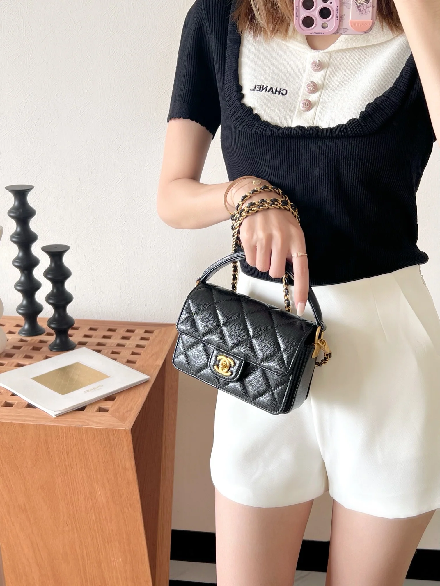 Мини-сумочка Chanel с клапаном и ручкой - черная