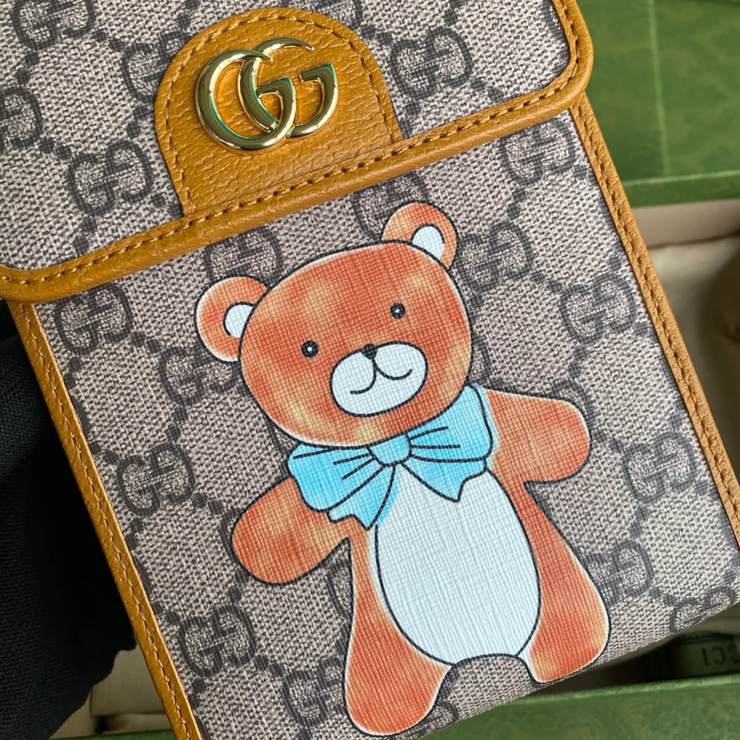 Сумка для телефона из коллекции Gucci с плюшевым мишкой.