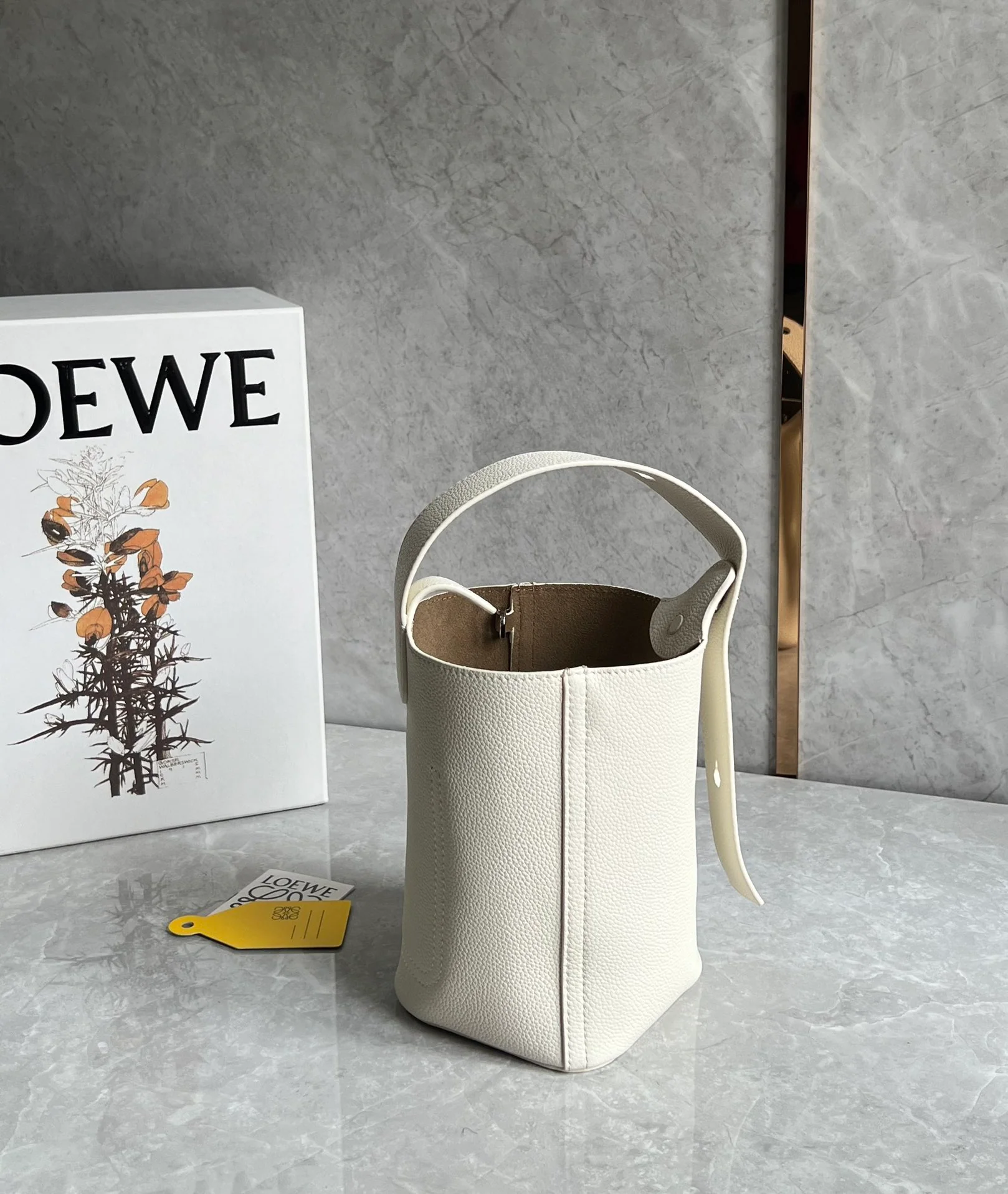 Сумка-ведро Loewe Pebble Bucket Mini Bucket Bag - цвет слоновой кости