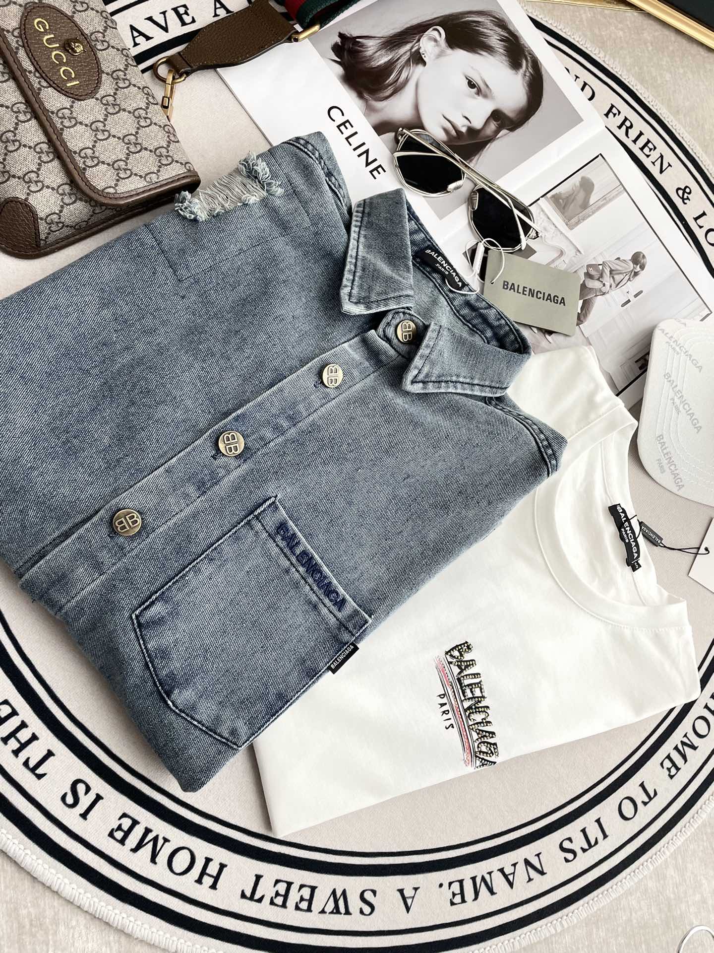 Джинсовая куртка Balenciaga 2403 с рваными элементами и эффектом потертости - унисекс