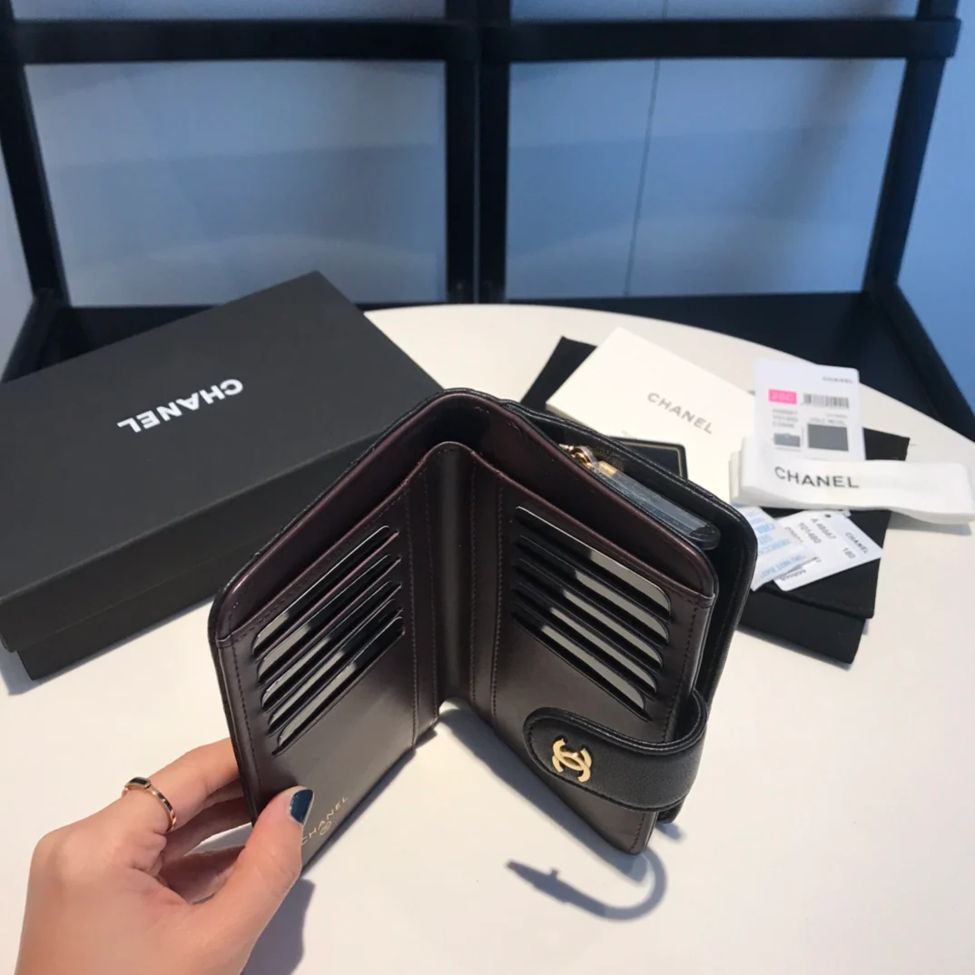 Кошелек средней длины Chanel серии CF — из черной овечьей кожи с серебристой фурнитурой.