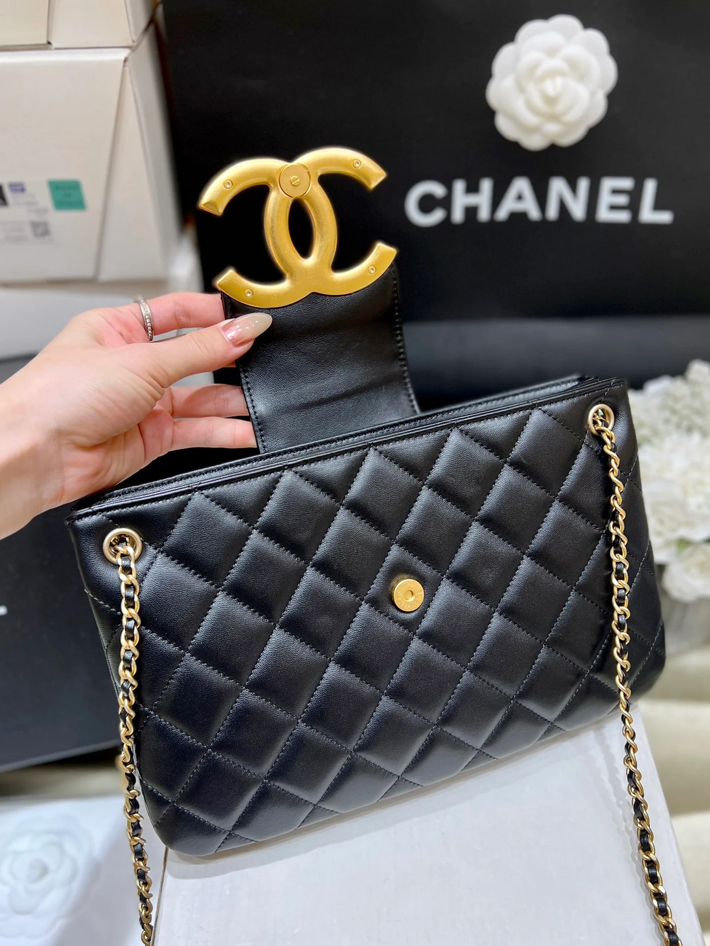 Новая коллекция Chanel ?Ранняя весна? — 24c — Большая ретро-сумка-шоппер с двойной буквой C — Черная