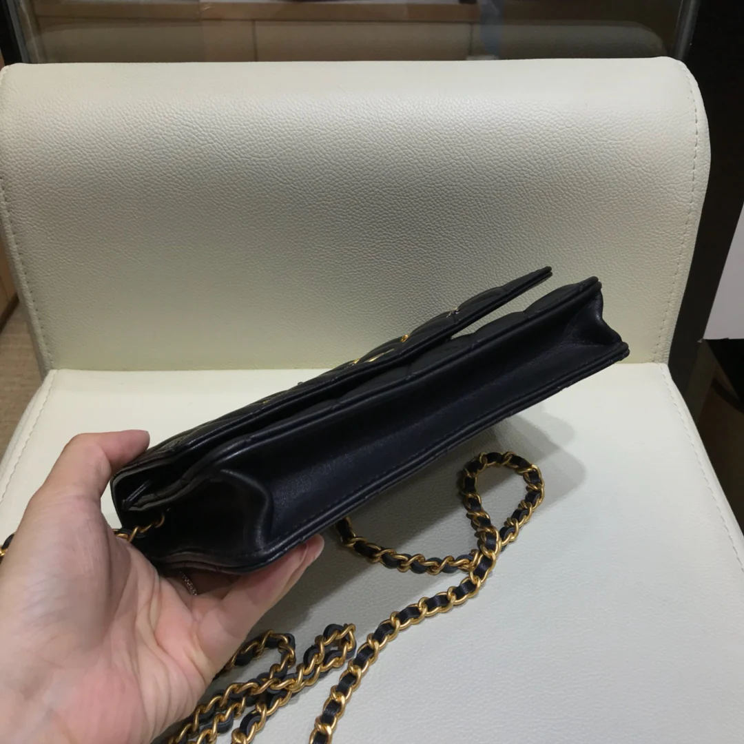 Chanel - Коллекция маленьких значков WOC