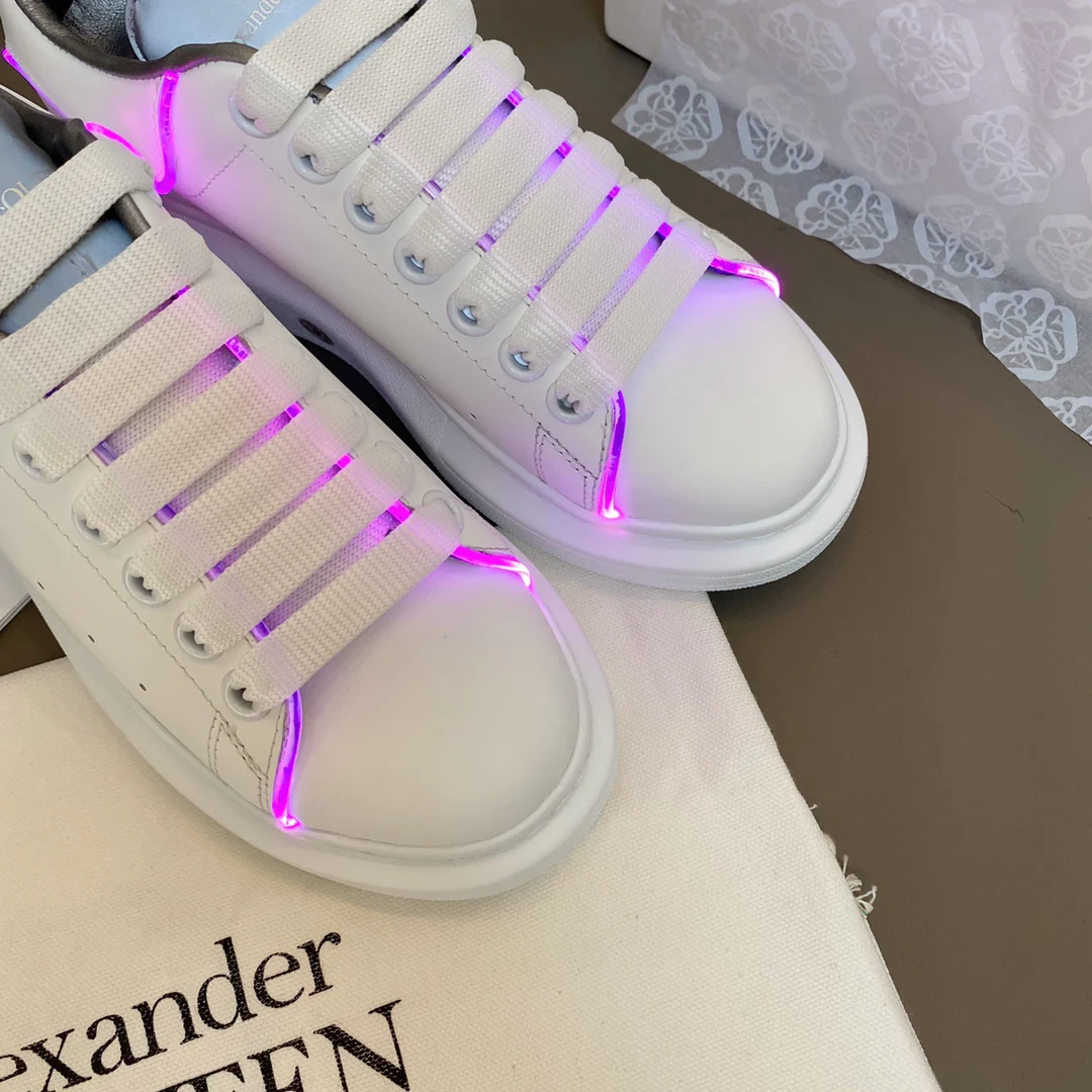 Светоотражающие белые кроссовки McQueen — различные расцветки.