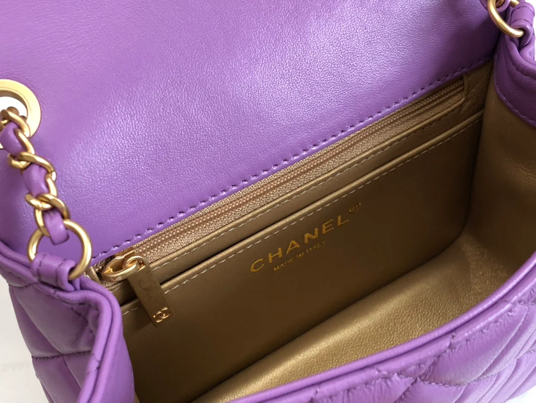 Сумка Chanel 2022 года, выпущенная к премии ?Золотой глобус?, квадратная, с откидным клапаном - 1 шт.