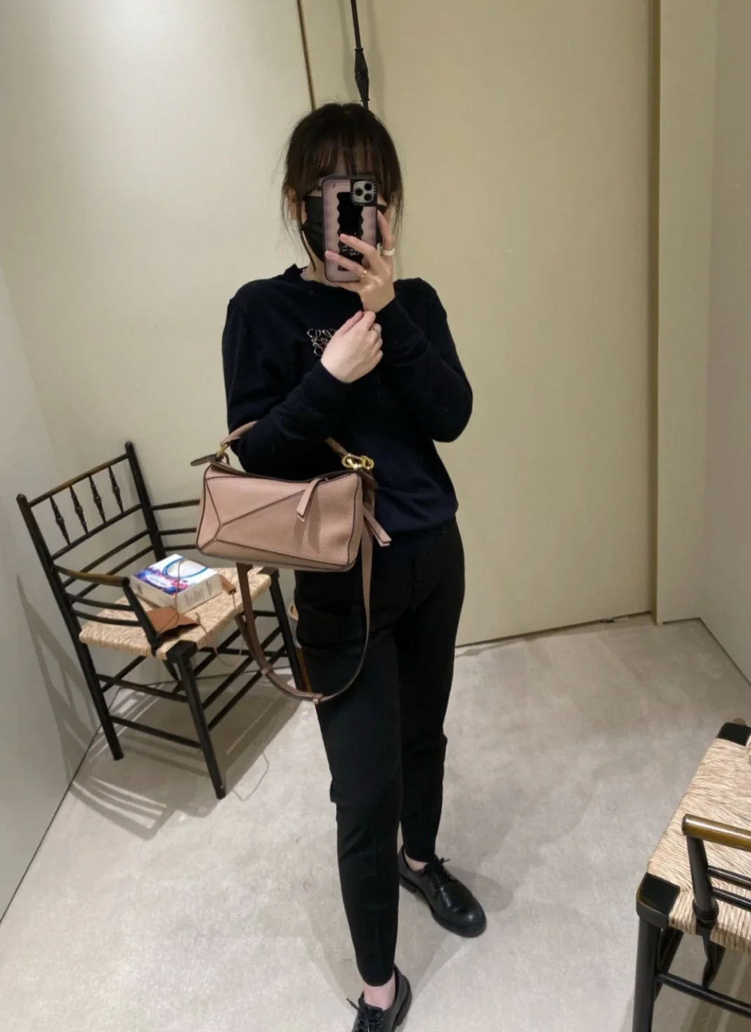 Сумка-пазл Loewe с порошком из красной фасоли. Изображение из коллекции.