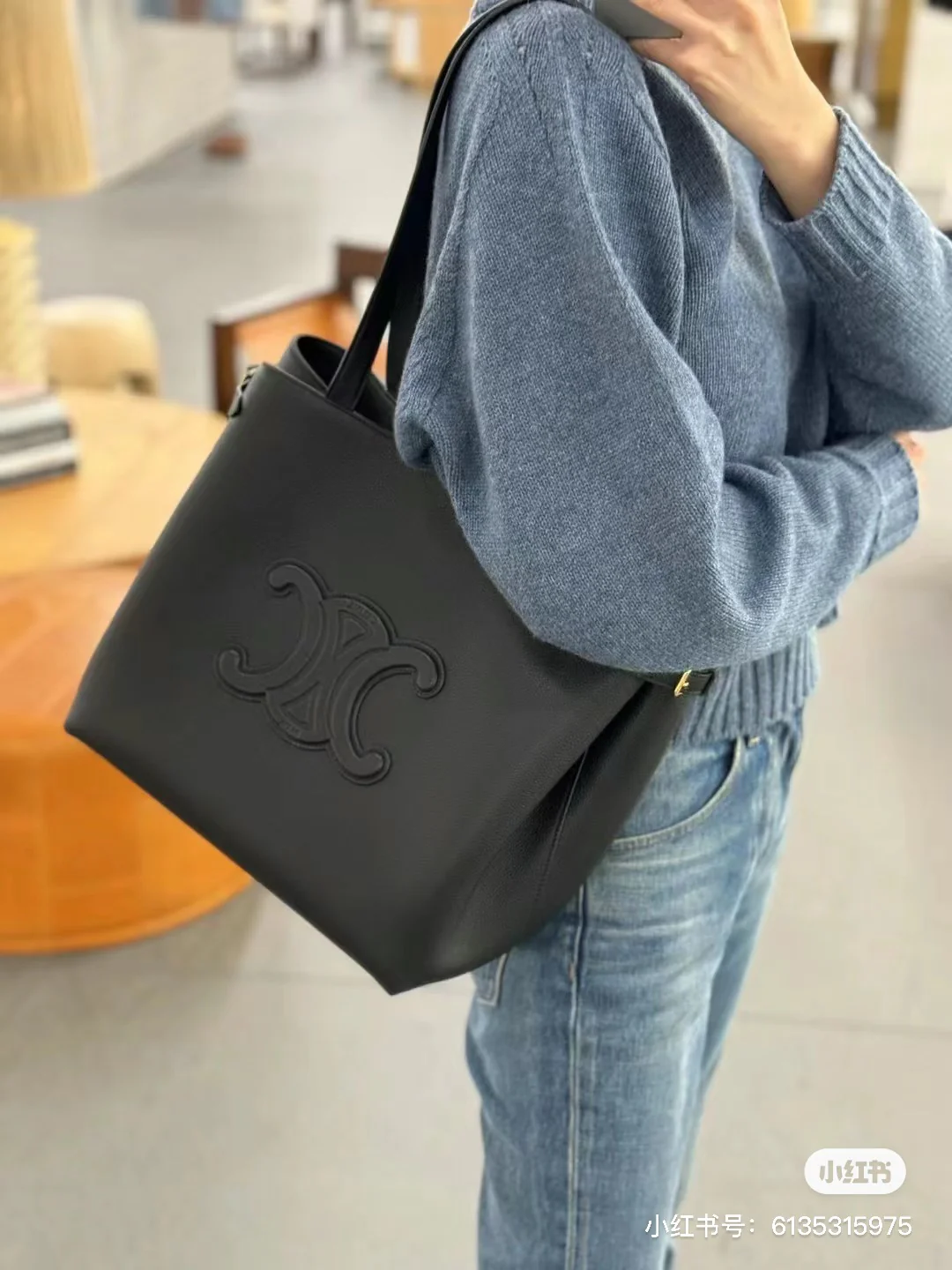 Сумка Celine Cabas Anais Triomphe из зернистой кожи - черная.